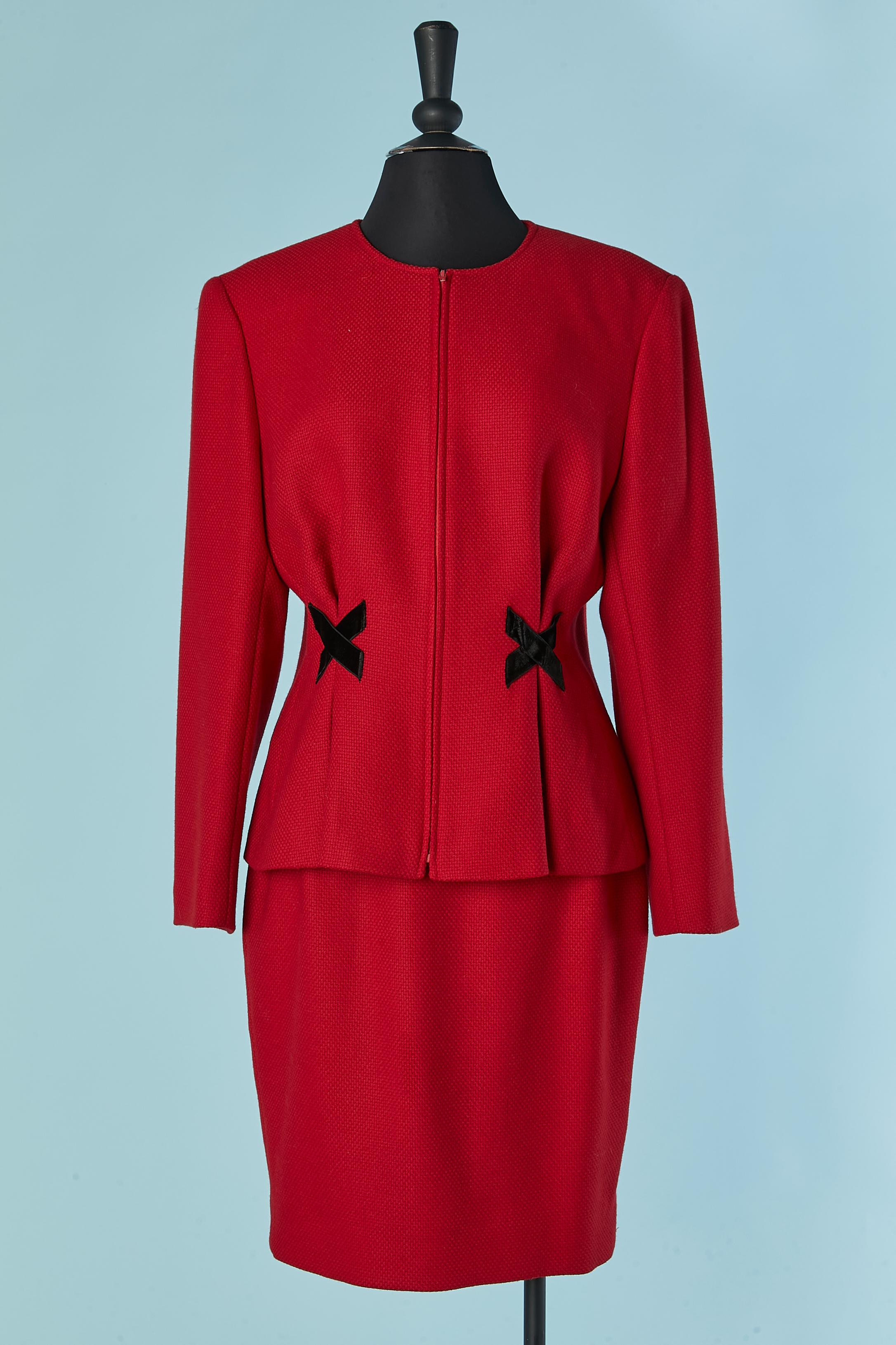 Red wool skirt suit with velvet details. Lining composition: acetate & cupro.
Shoulder pad. Zip closure on the middle front. Button and buttonhole ( not supposed to be open) on the cuff + 
Extra button provided. 
SIZE 44 ( It) 40 (Fr) 10 (US) L
