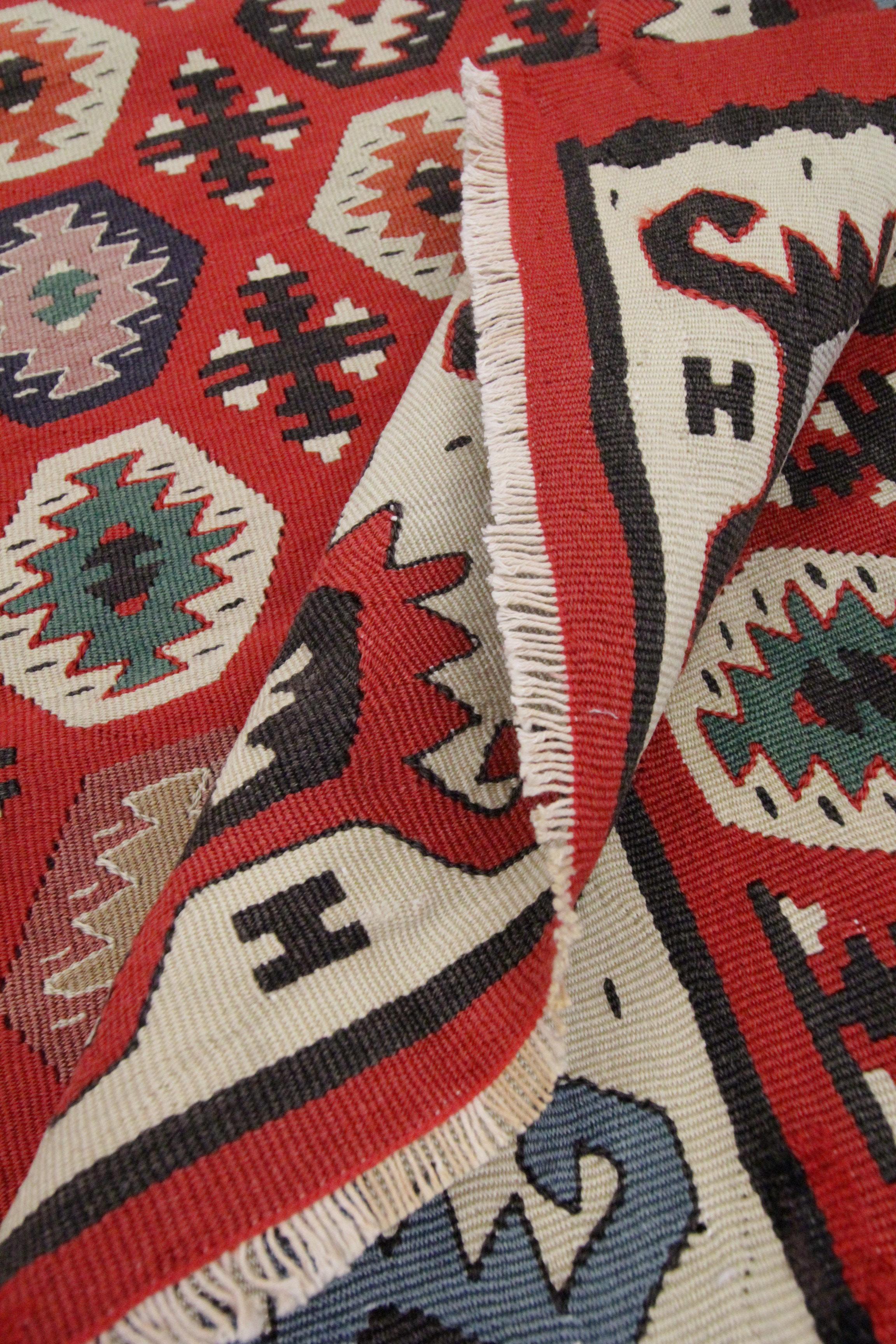 Red Wool Vintage Rug Turkish Kilim Handwoven Carpet Sarkoy Kilim Rug In Excellent Condition For Sale In Hampshire, GB