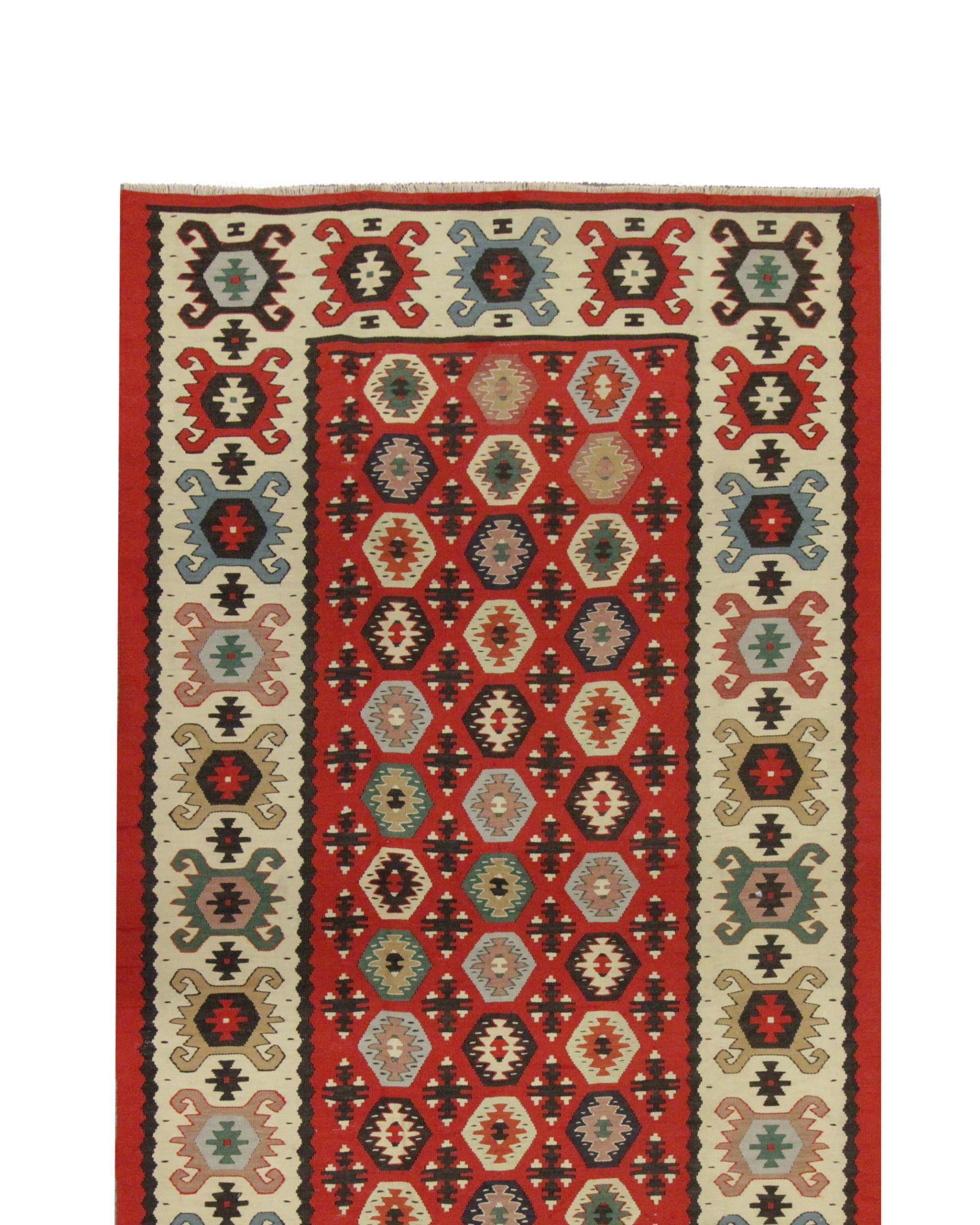 Roter Vintage-Teppich aus Wolle, türkischer Kelim, handgewebter Teppich, Sarkoy, Kelim, geometrisch im Angebot 1