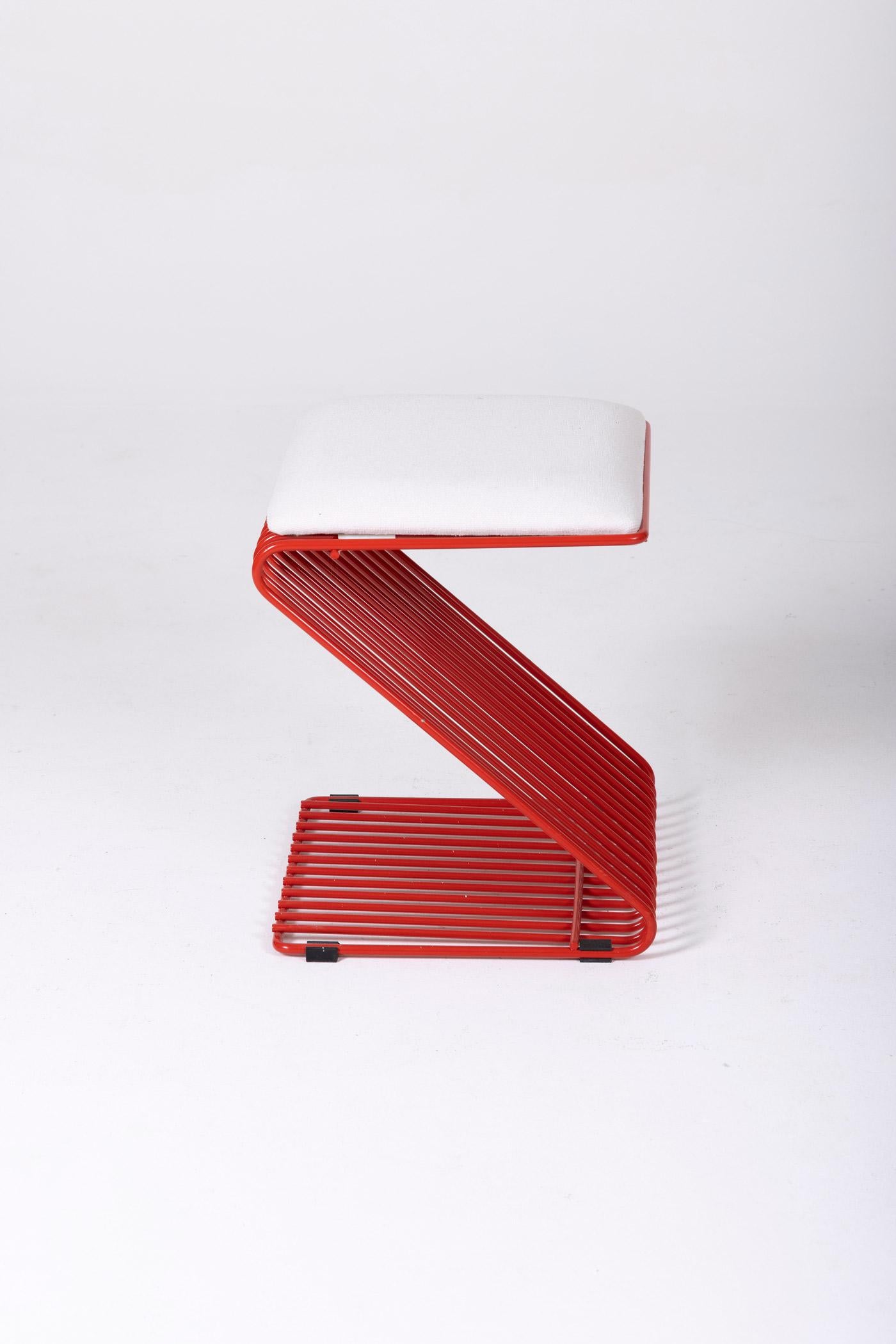 Tabouret Z du designer François Arnal pour Atelier A. Le coussin est en tissu blanc et la structure tubulaire est en métal laqué rouge. En parfait état.
DV65