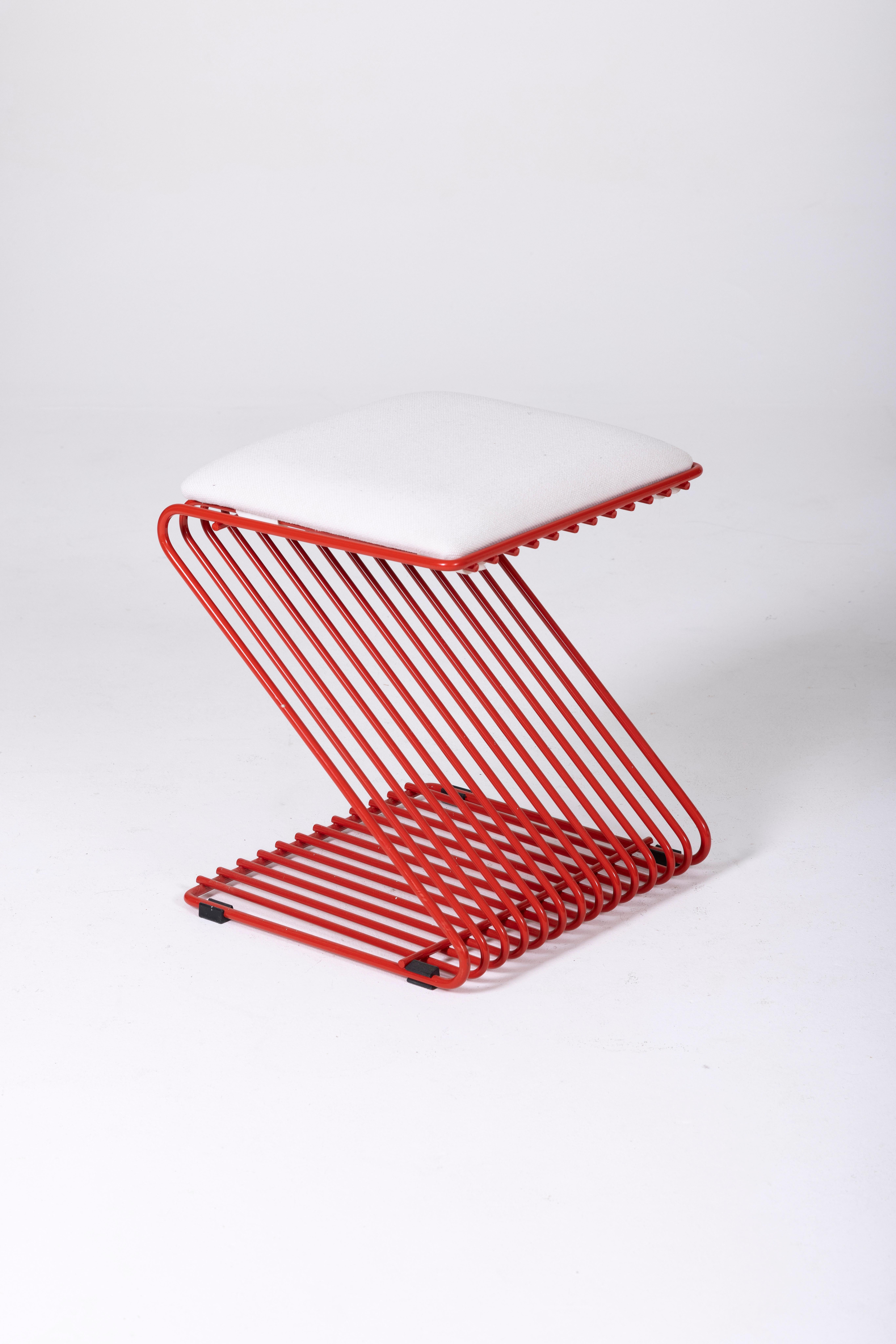 Tabouret Z du designer François Arnal pour Atelier A. Le coussin est en tissu blanc et la structure tubulaire est en métal laqué rouge. En parfait état.
DV65