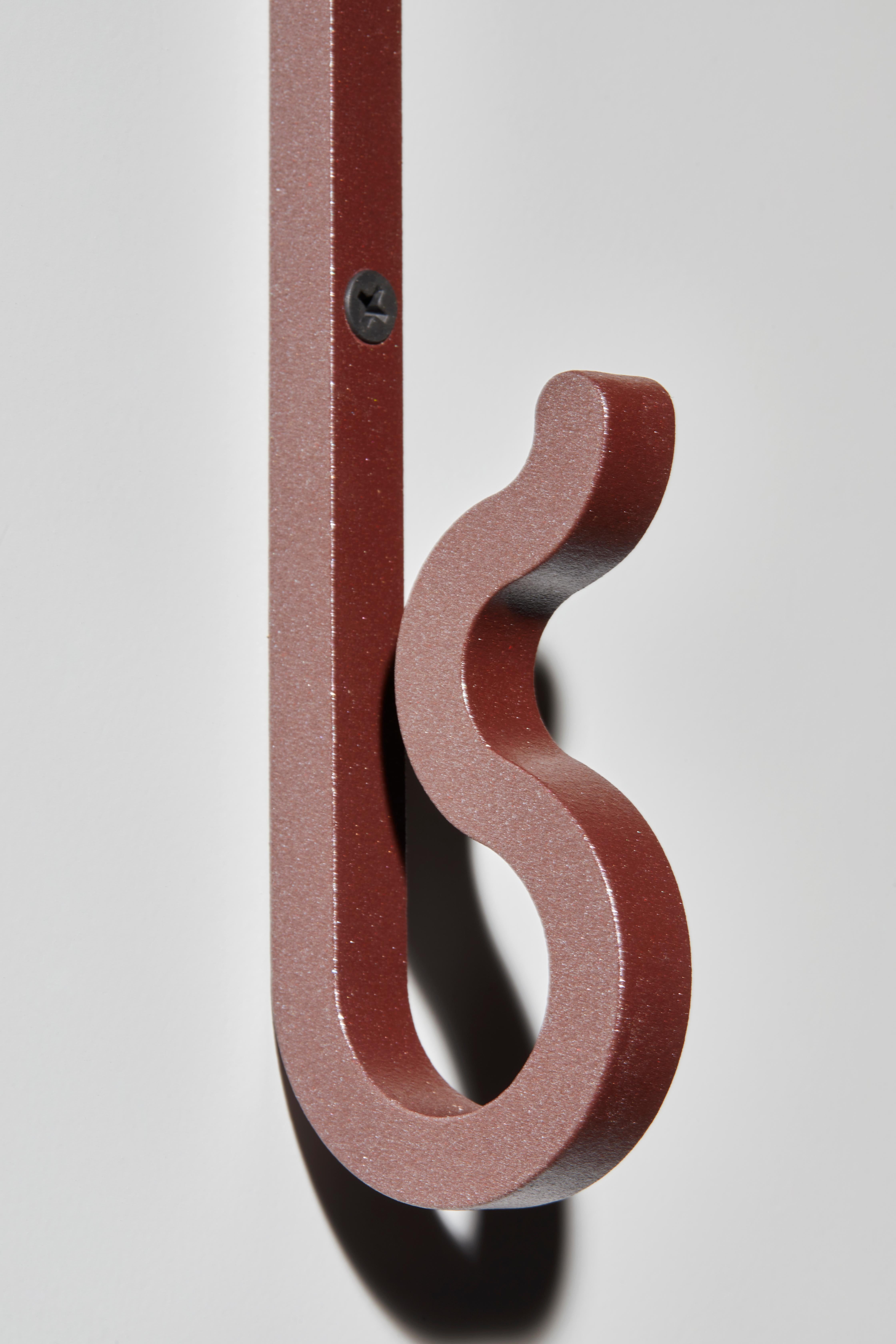 Roter Zag, Mantelhaken von Bling Design Studio für La Chance (Französisch) im Angebot