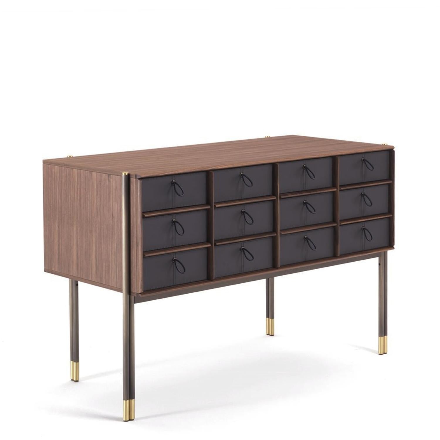Console table Reda big with top structure in solid walnut 
with 12 drawers in genuine leather in dark grey finish
with genuine braided leather handles in black finish.
With metal legs in bronzed metal with solid brass end-
feet in brushed