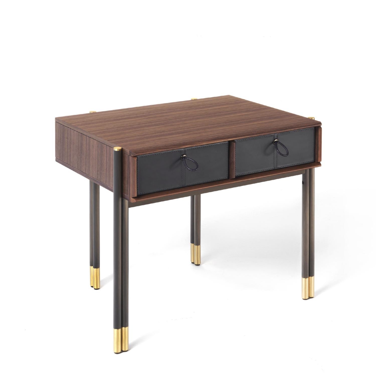Side table Reda with top structure in solid walnut 
with 2 drawers in genuine leather in dark grey finish
with genuine braided leather handles in black finish.
With metal legs in bronzed metal with solid brass end-
feet in brushed finish.
Also
