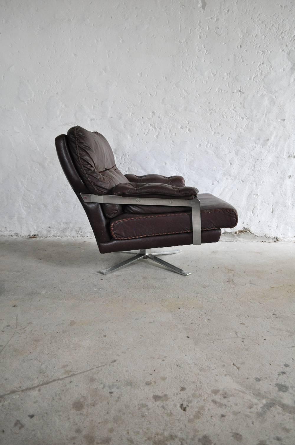 Reddish Brown Leather and Chrome Lounge Chair and Stool by Arne Norell In Good Condition For Sale In Vordingborg, DK