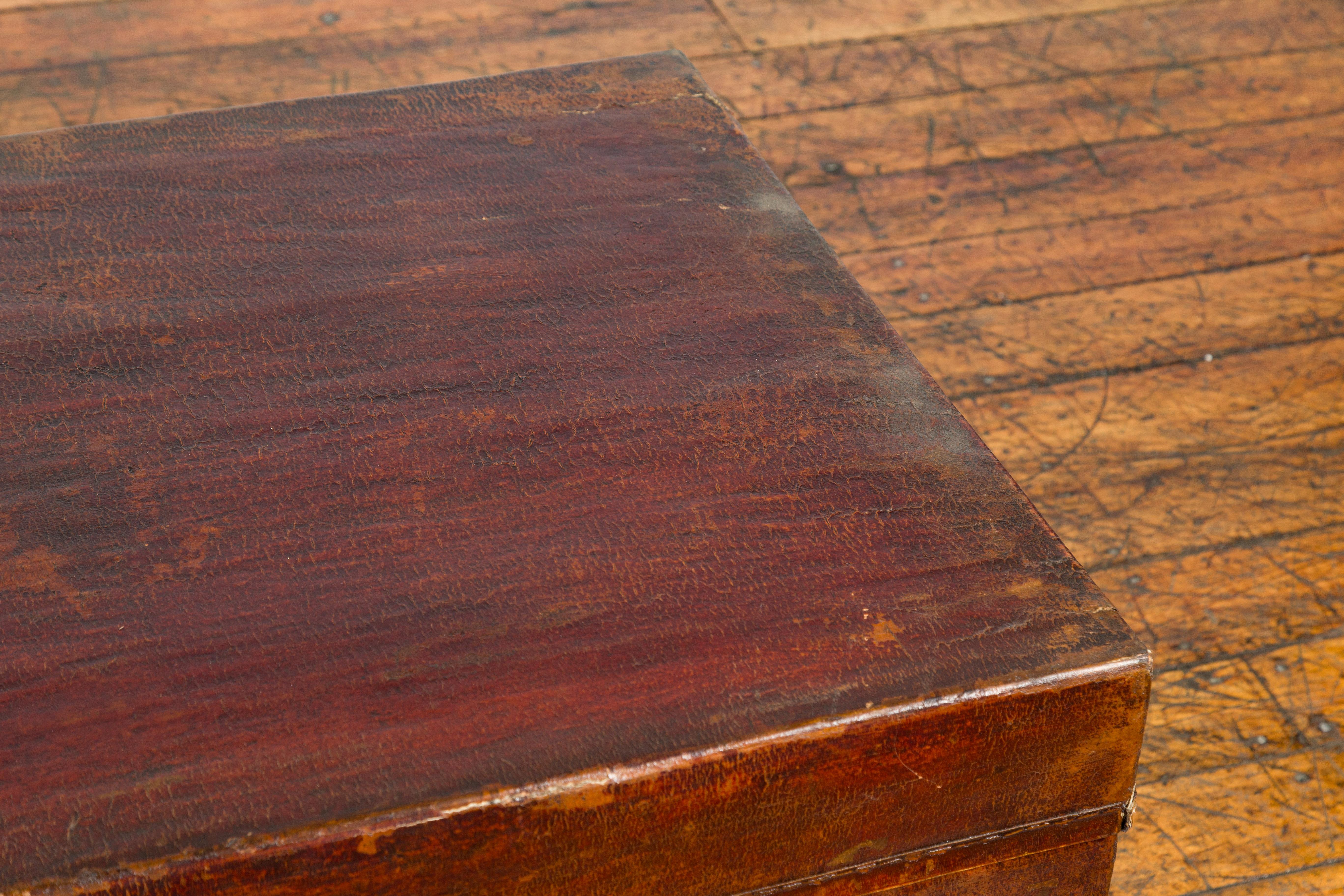 Qing Malle ou table basse en cuir marron rouge avec quincaillerie en laiton en vente