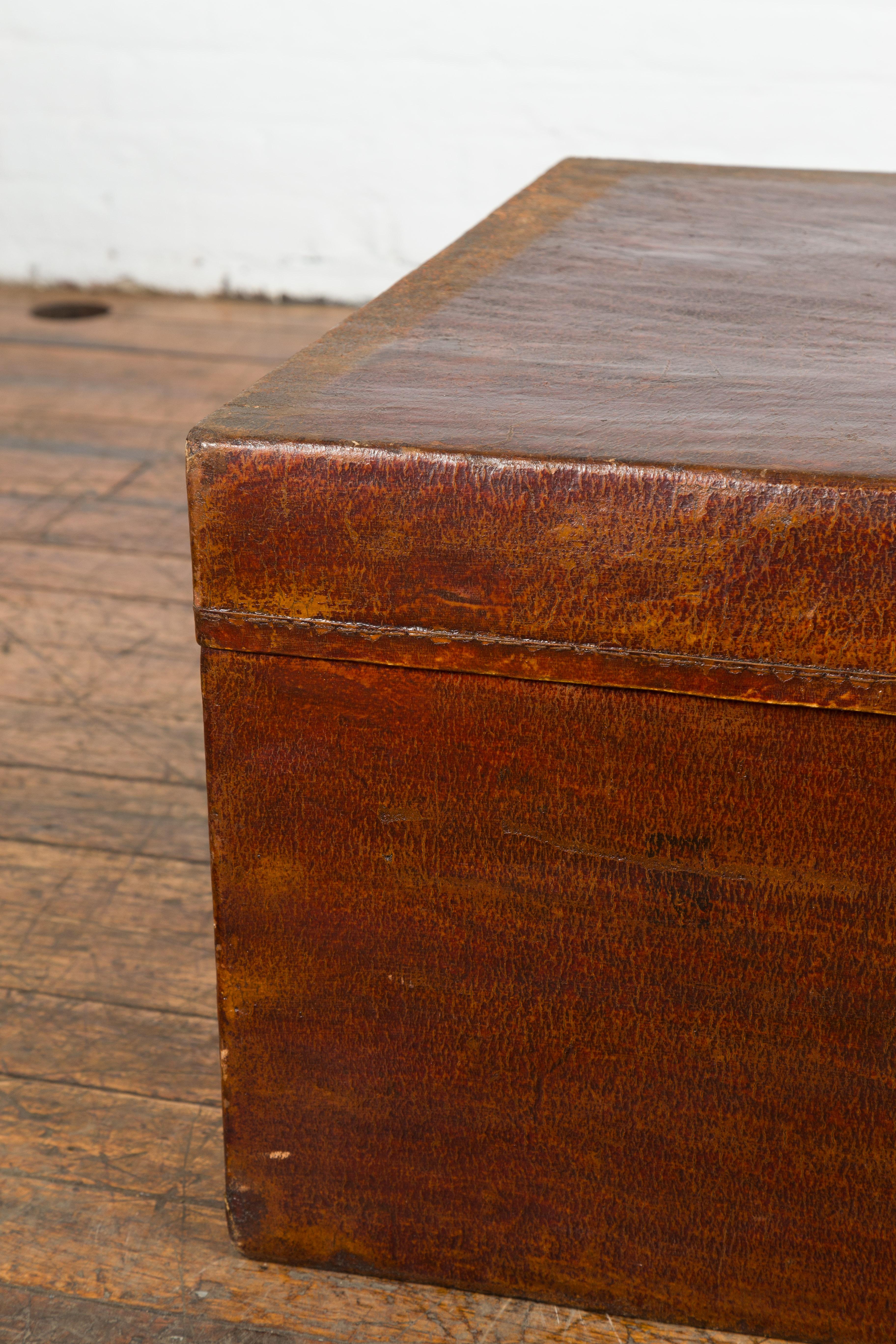 20ième siècle Malle ou table basse en cuir marron rouge avec quincaillerie en laiton en vente