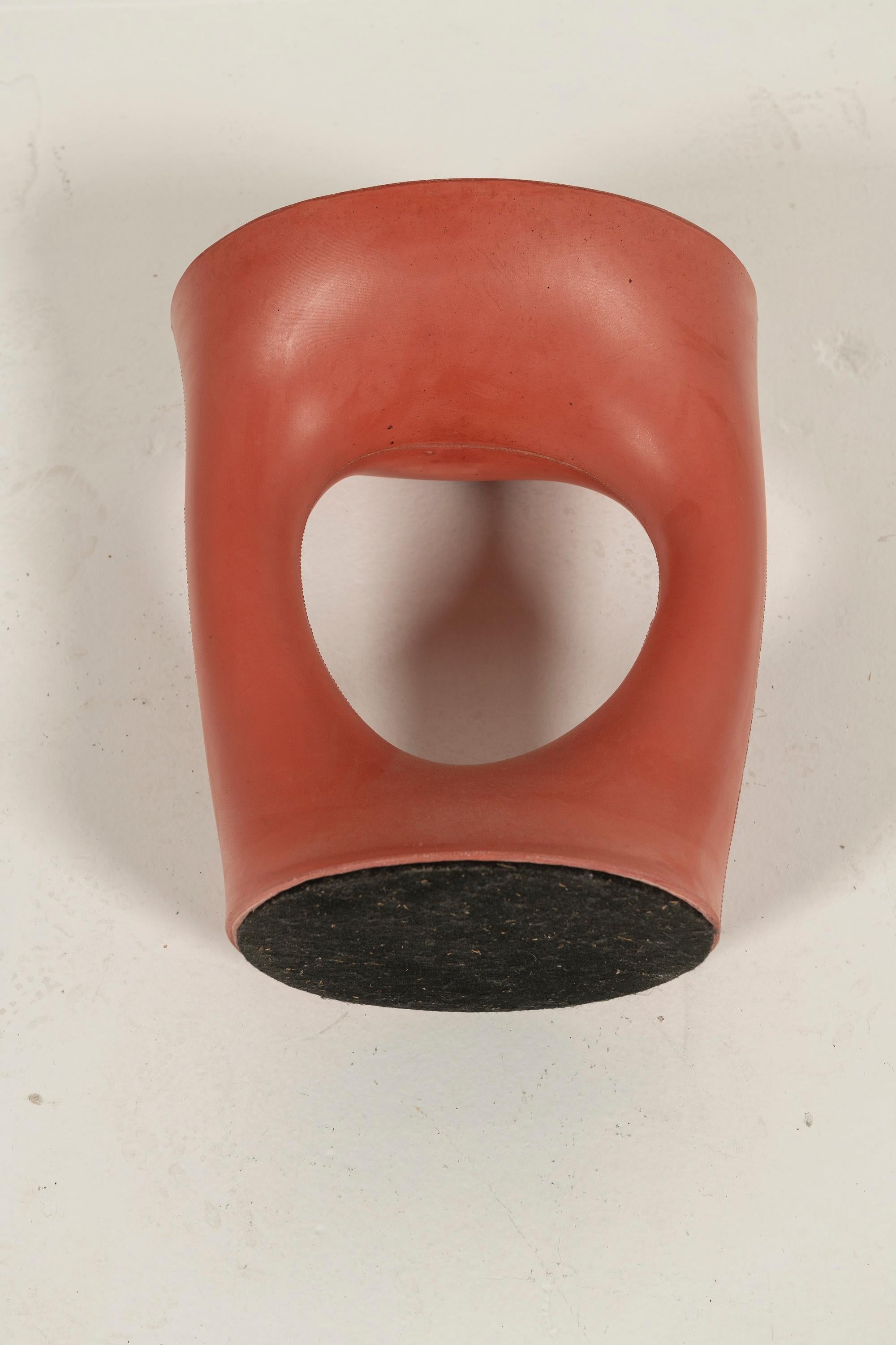 La mesa auxiliar industrial, orgánica y escultural Kreten de Souda está hecha de hormigón. Normalmente disponible en colores más naturales, esta mesa de color rojo anaranjado es una maravilla. La mesa se fabricó en el estudio de Souda en Brooklyn