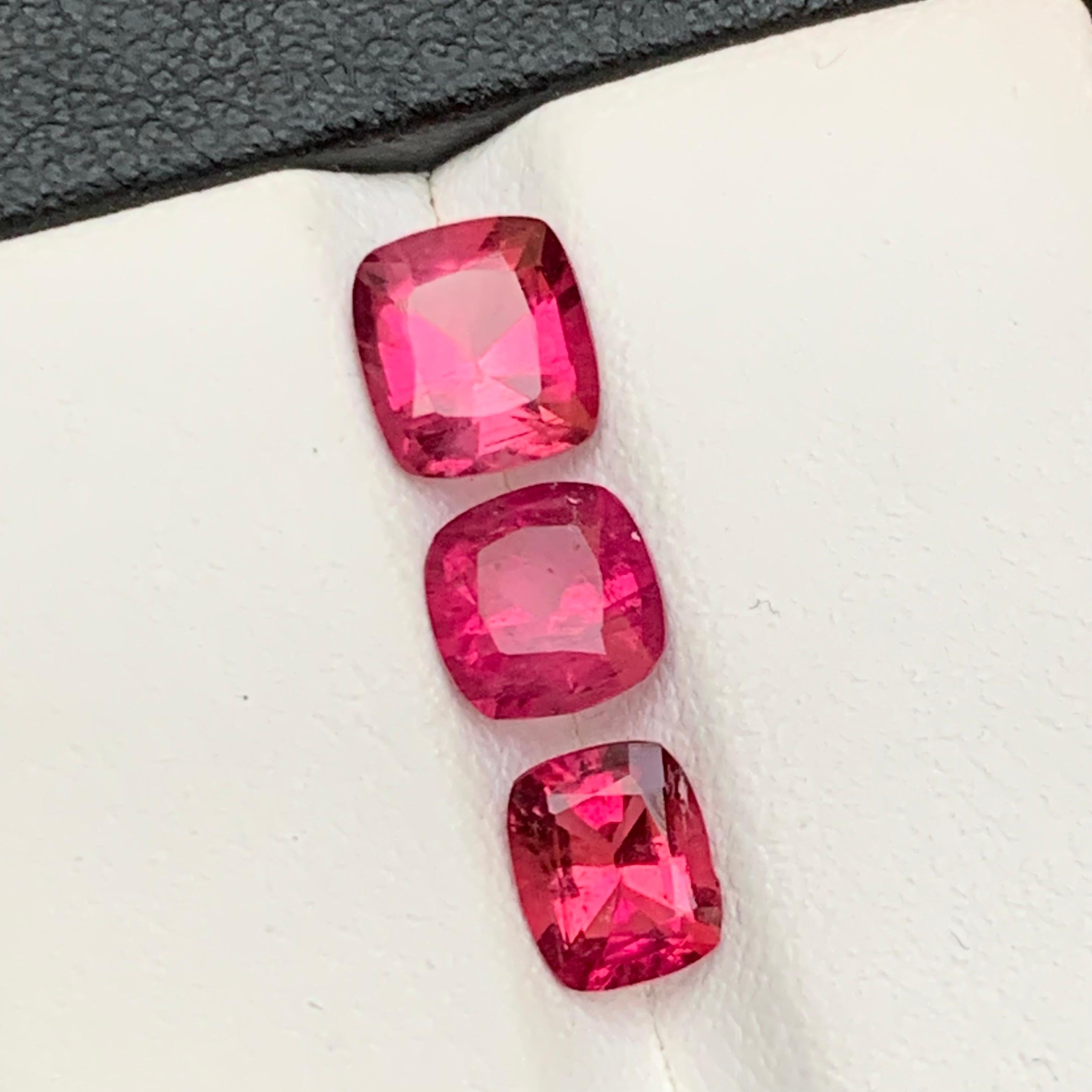 Contemporaneo Gemme sciolte di tormalina rubellite naturale rosa rossastra 3,20 carati a cuscino - Gioielli in vendita