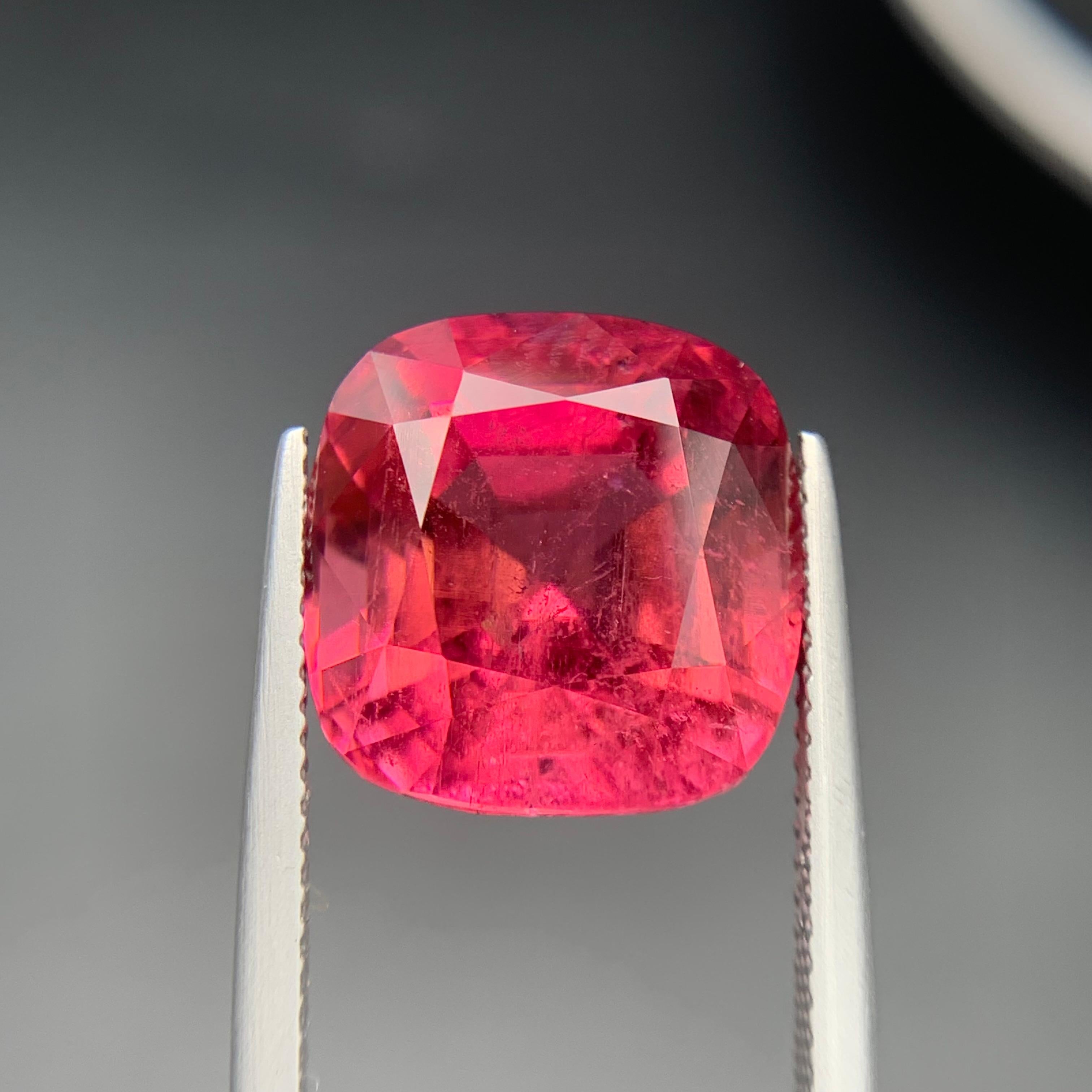 Contemporaneo Anello con tormalina rubellite naturale rosa rossastra 13.2 carati taglio cuscino in vendita