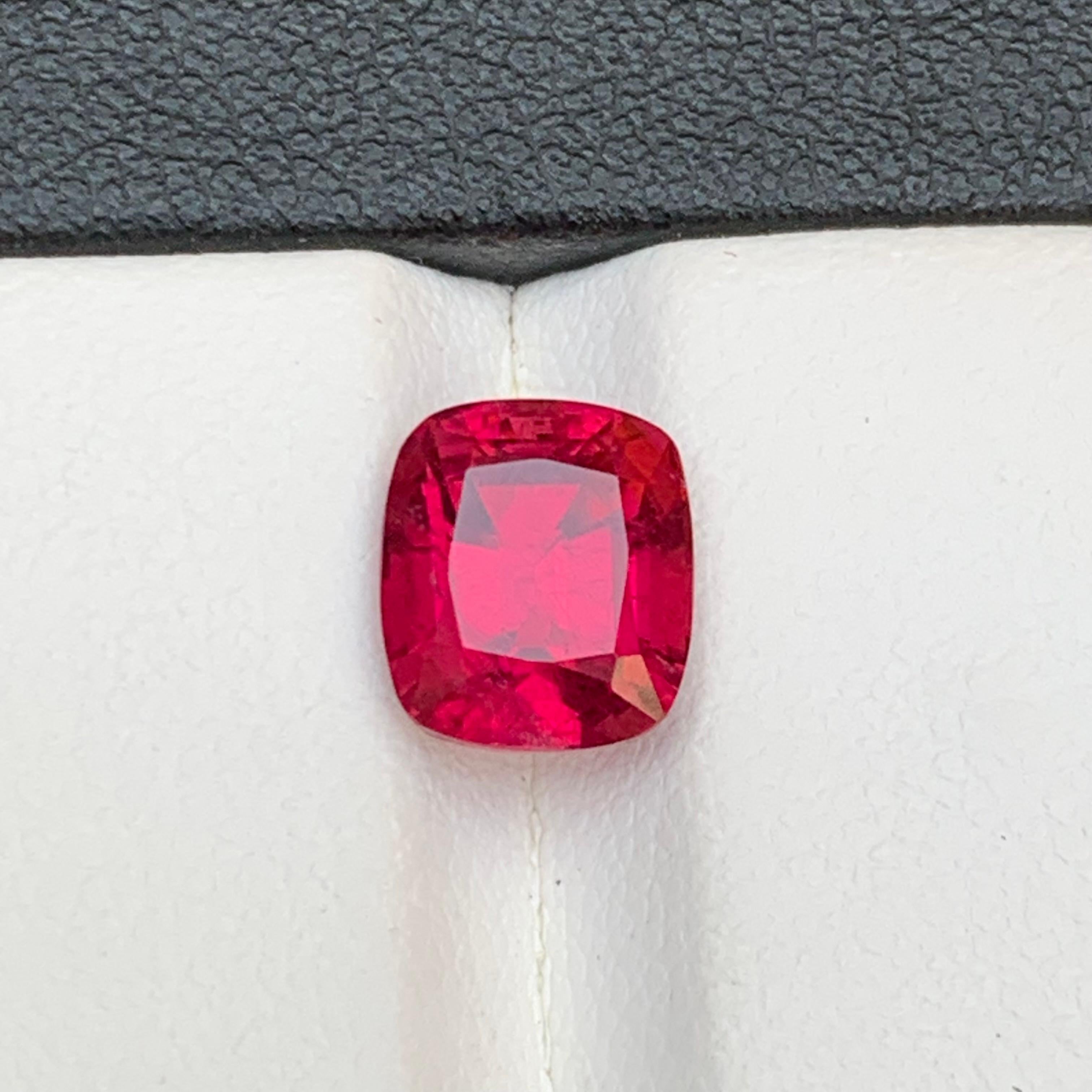 Contemporaneo Anello con tormalina rubellite naturale rosa rossastra 2.75 carati taglio cuscino in vendita