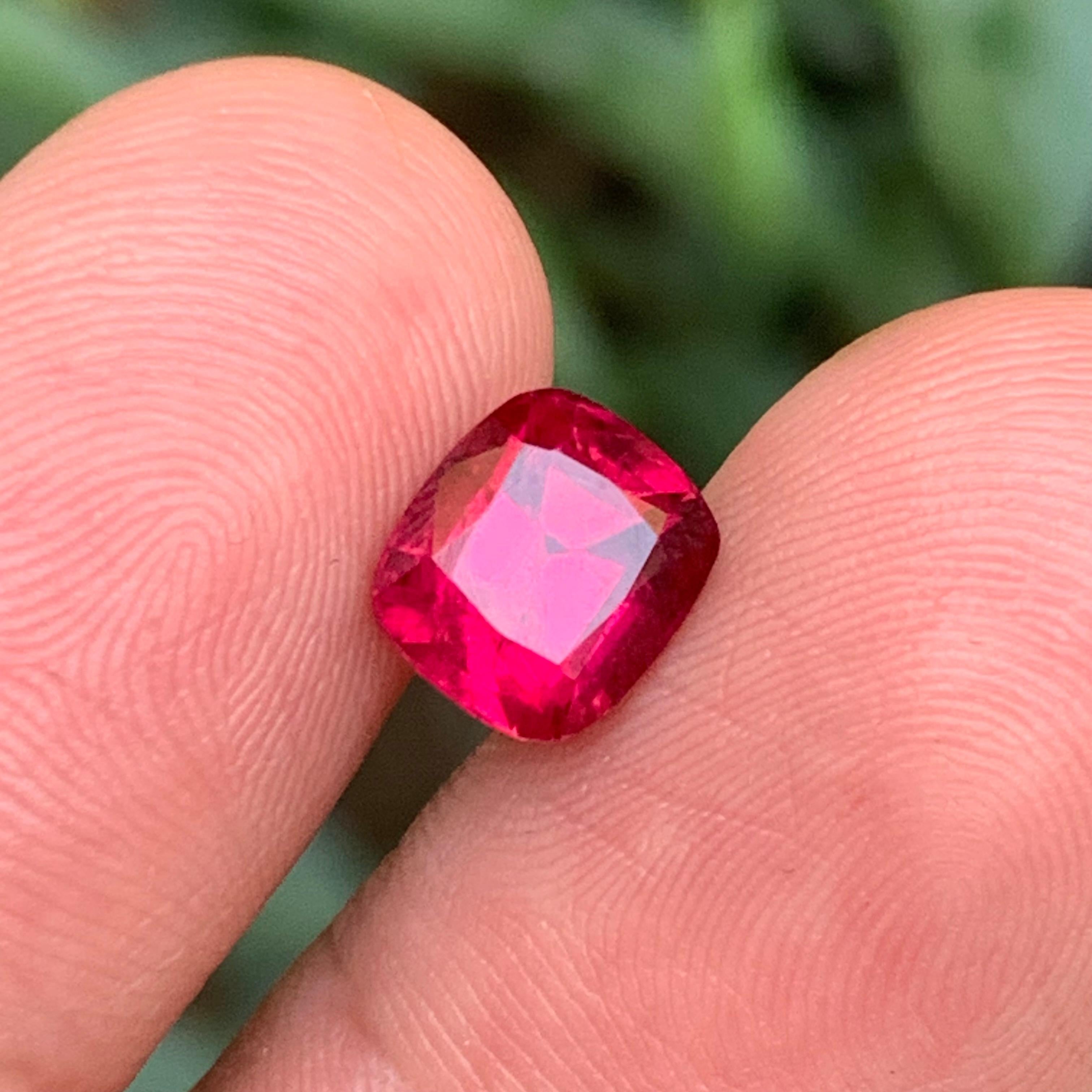 Taglio cuscino Anello con tormalina rubellite naturale rosa rossastra 2.75 carati taglio cuscino in vendita