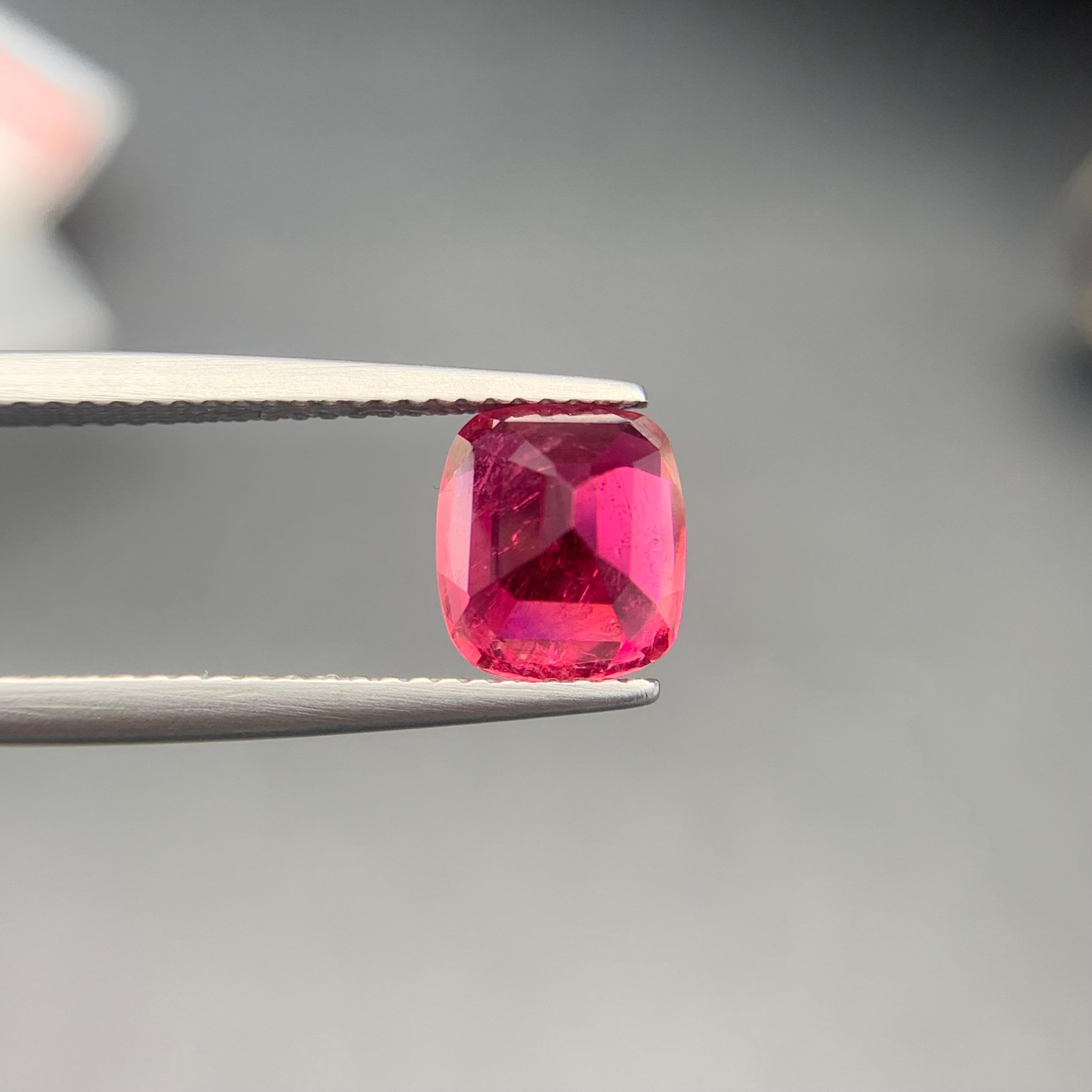 da uomo o donna Anello con tormalina rubellite naturale rosa rossastra 2.75 carati taglio cuscino in vendita