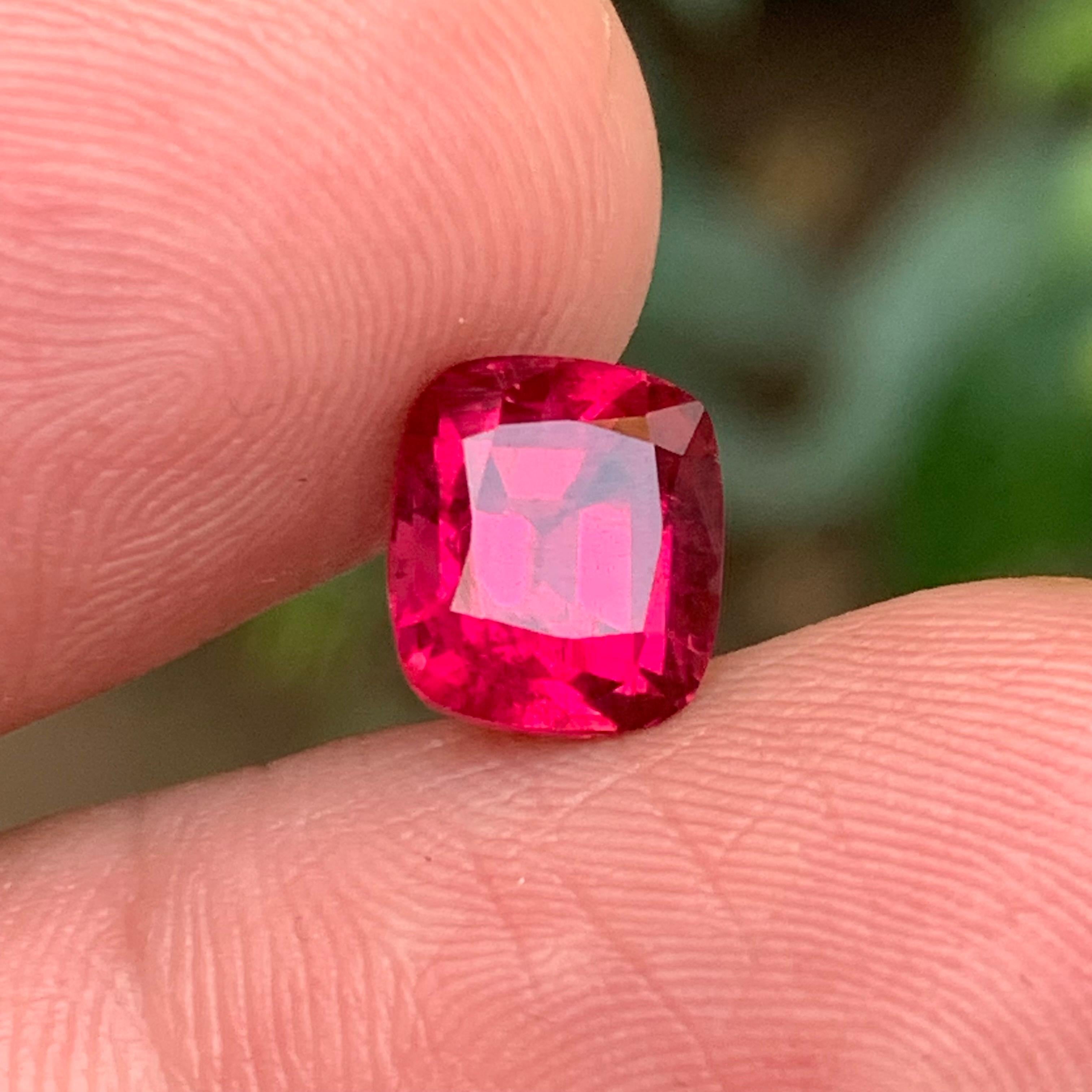 Anello con tormalina rubellite naturale rosa rossastra 2.75 carati taglio cuscino in vendita 2