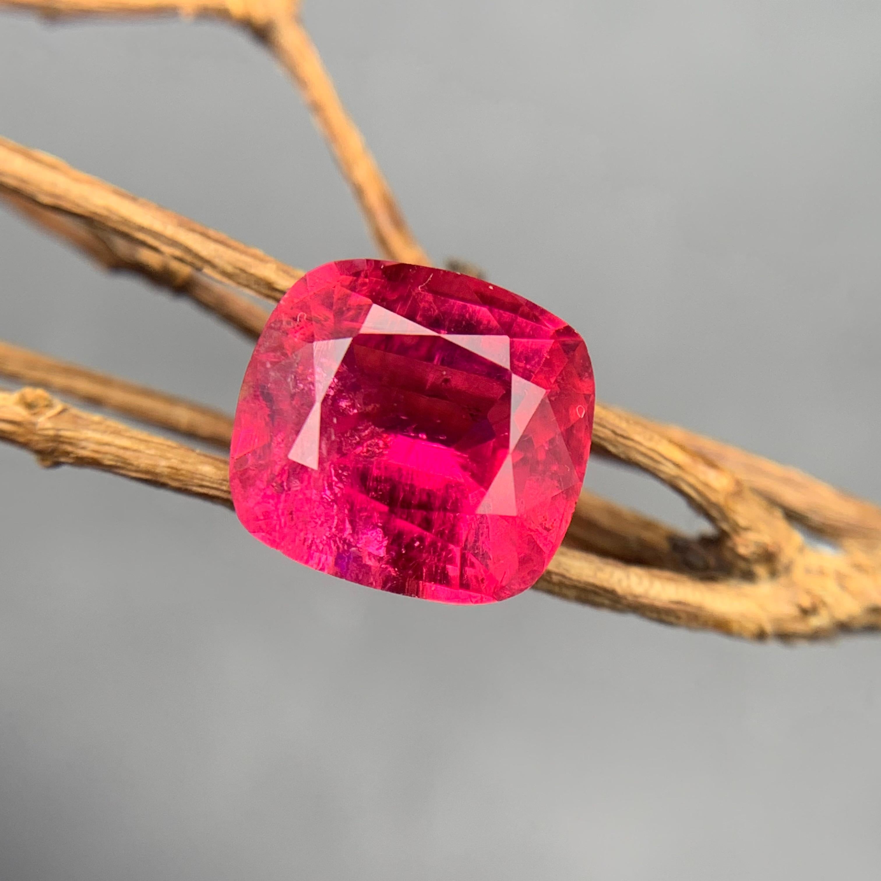 Reddish Pink Natural Rubellite Tourmaline Ring Loose Gemstone 4.75Ct Cushion Cut In New Condition For Sale In Peshawar, PK