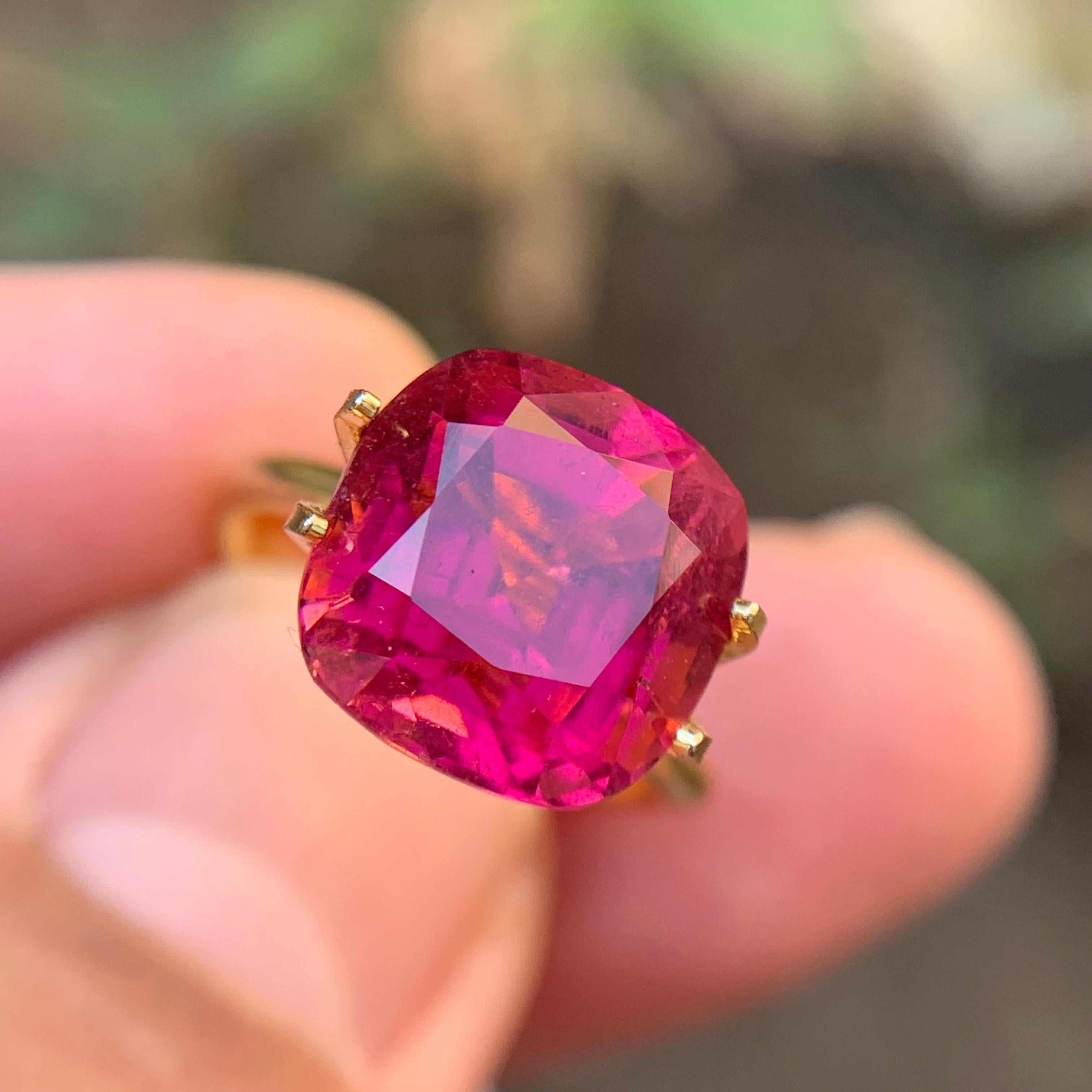 Anello con tormalina rubellite naturale rosa rossastra 6.70 carati taglio cuscino in vendita 4