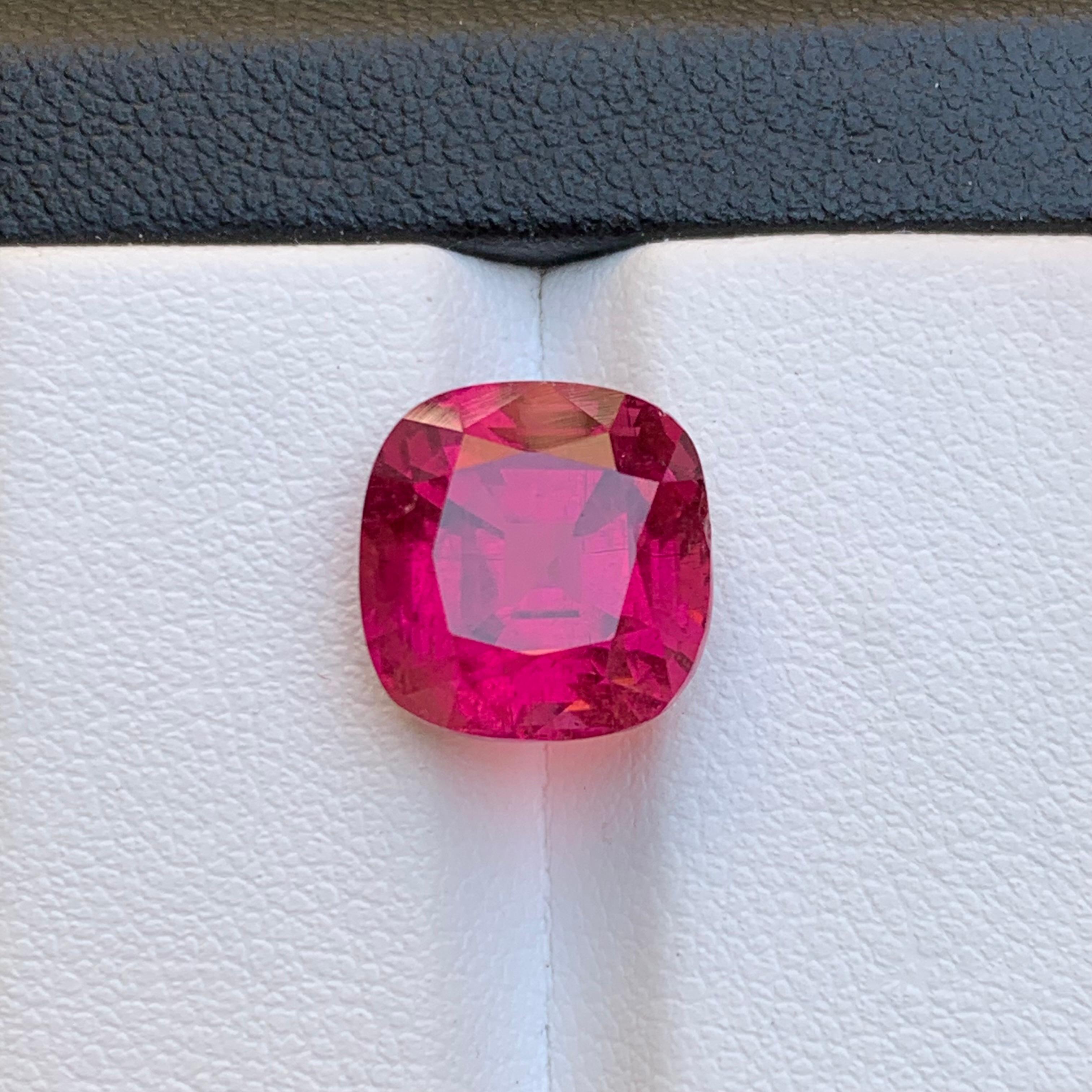 Contemporaneo Anello con tormalina rubellite naturale rosa rossastra 6.70 carati taglio cuscino in vendita