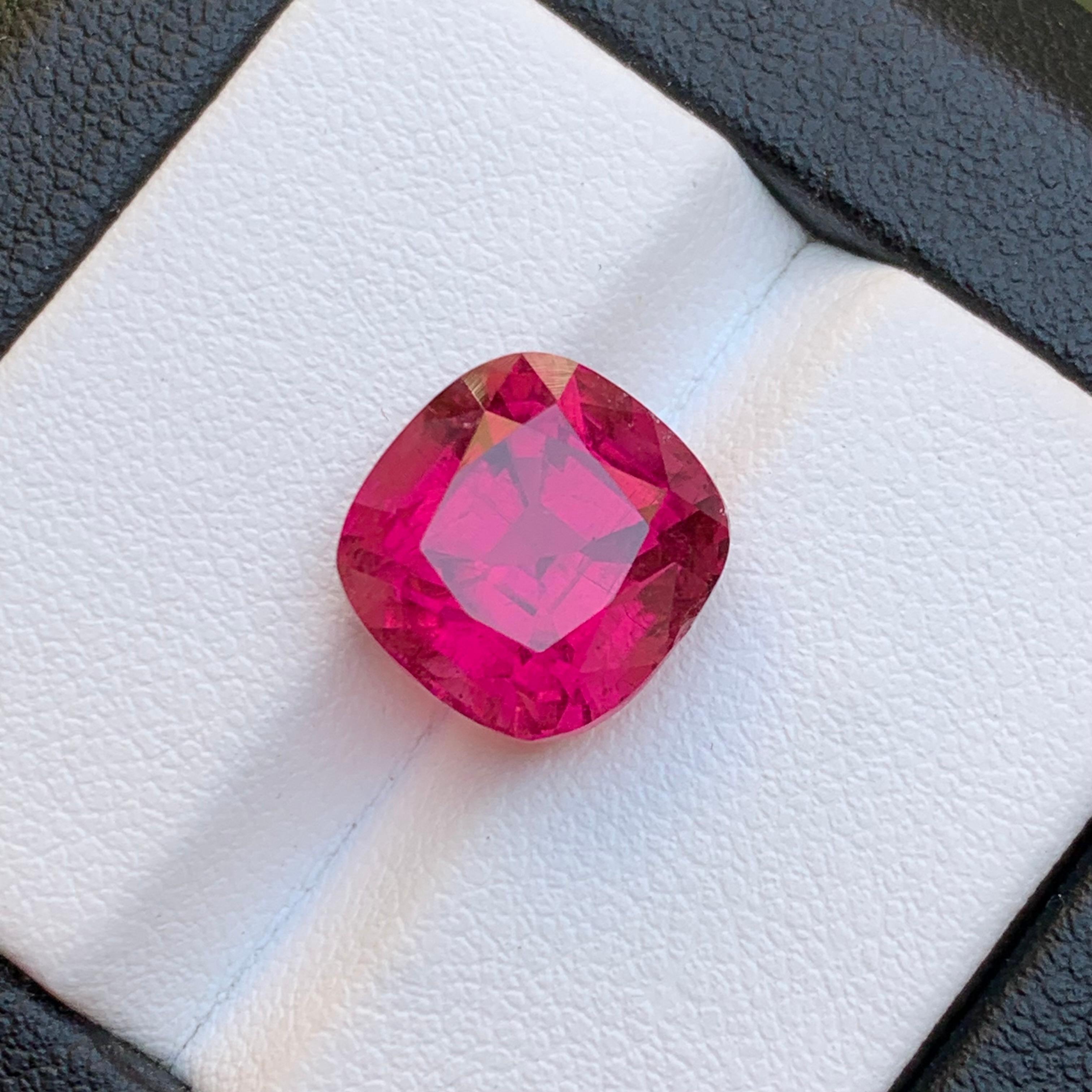 Taglio cuscino Anello con tormalina rubellite naturale rosa rossastra 6.70 carati taglio cuscino in vendita