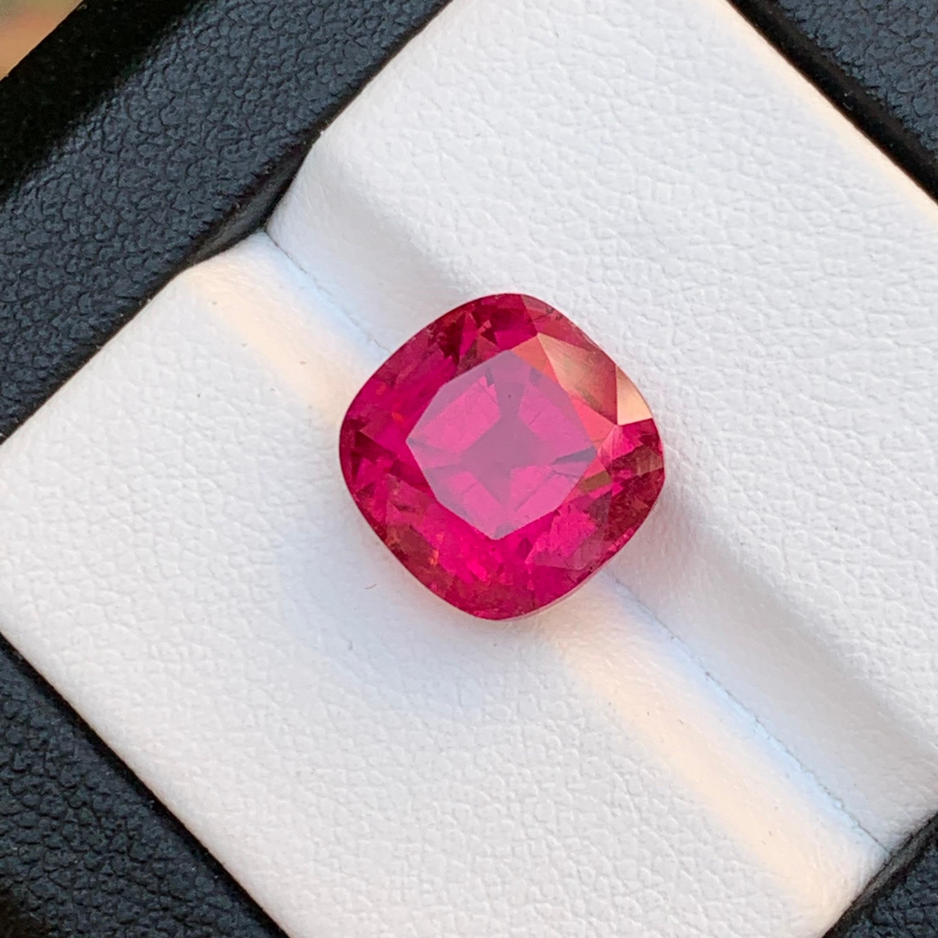 Anello con tormalina rubellite naturale rosa rossastra 6.70 carati taglio cuscino in vendita 1