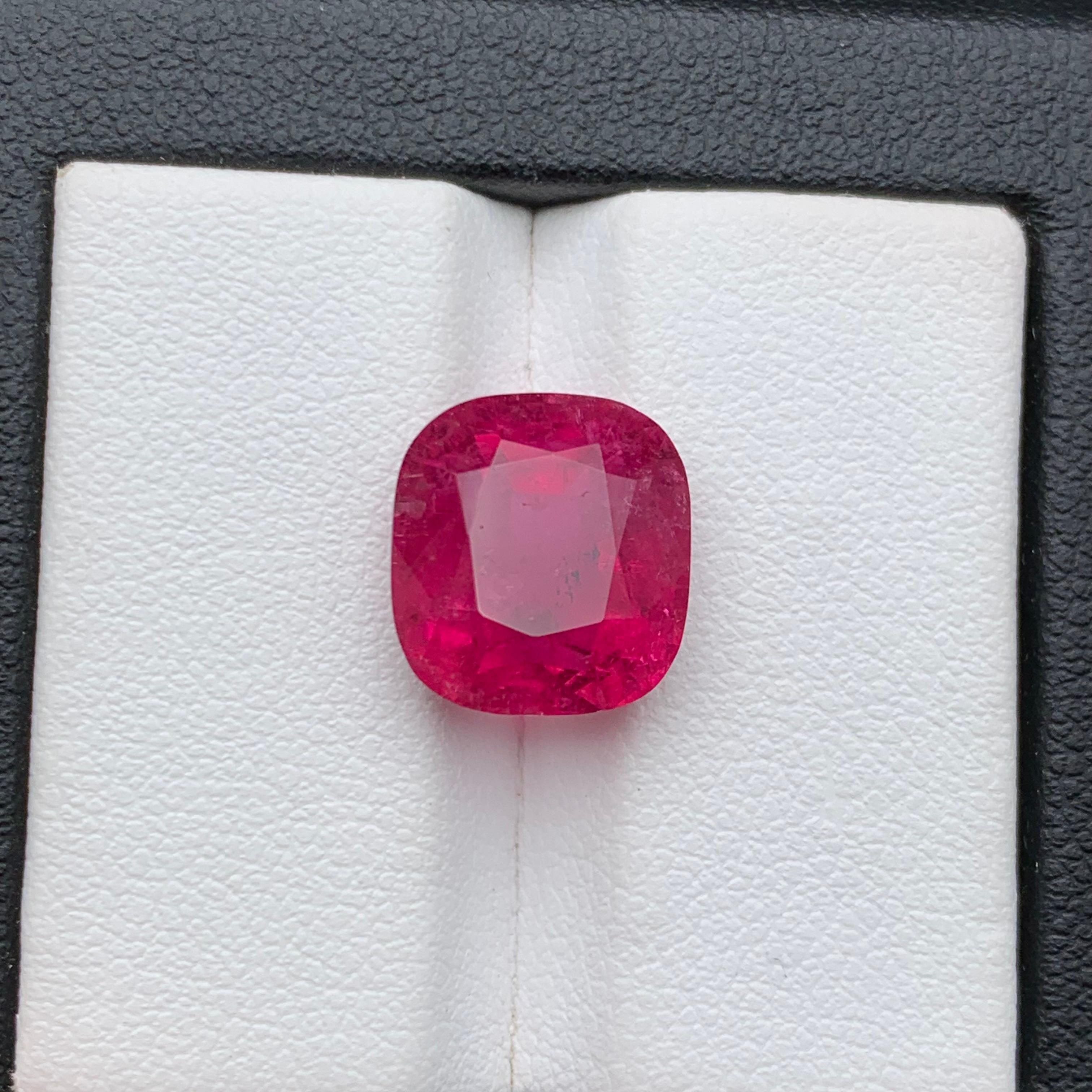 Turmalina Rubelita Natural Rosa Rojiza Suelta  Gema para Anillo, Colgante de Collar o cualquier otro Engaste de Joyería-Cushion Cut

💎 TIPO DE GEMA: Turmalina rubelita
⚖️ PESO: 7,05 Quilates
FORMA Y CORTE: Talla cojín
📏 TAMAÑO (MM): 11,57 x 10,72
