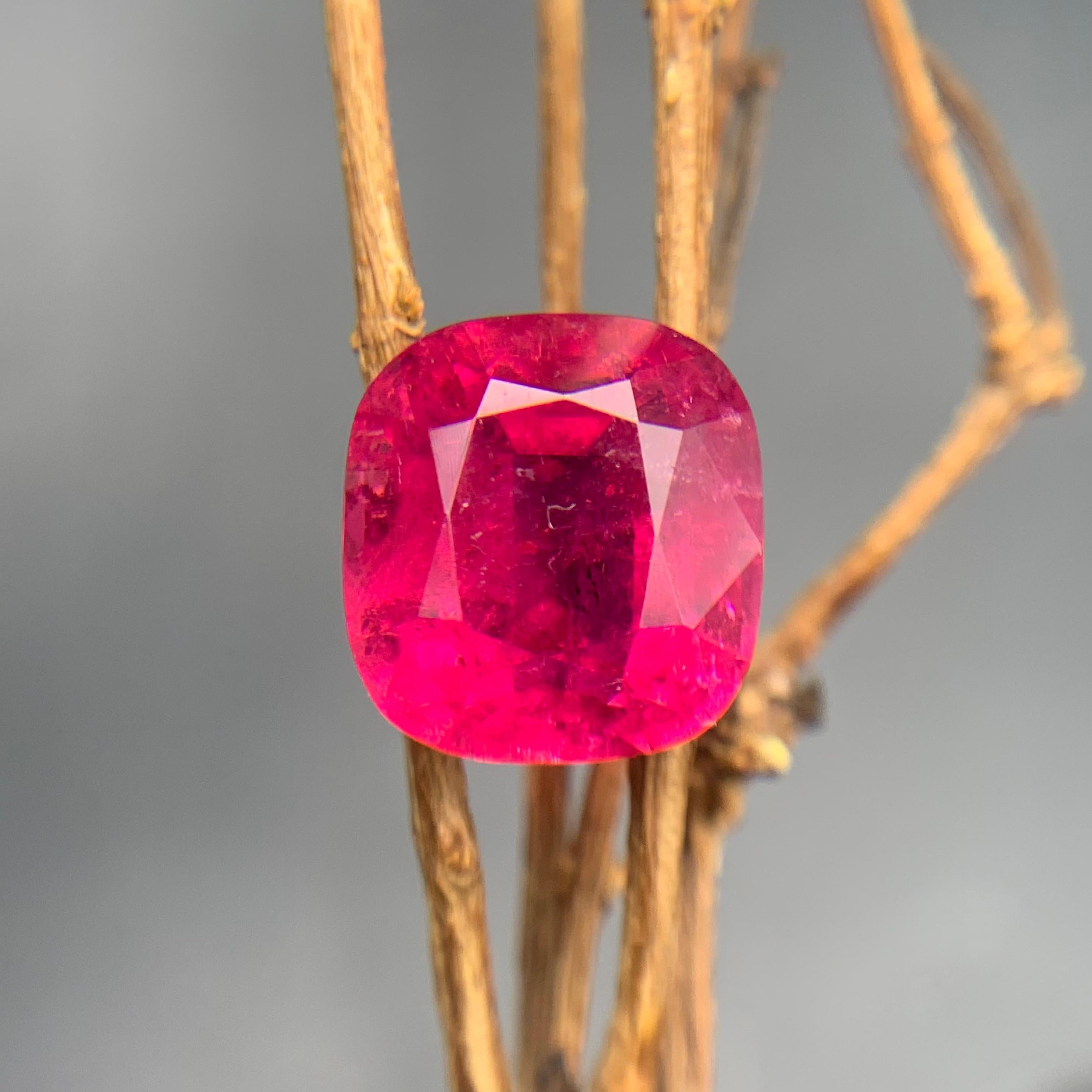 Anillo de turmalina rubelita natural rosa rojizo Gema suelta 7.05Ct talla cojín Contemporáneo en venta