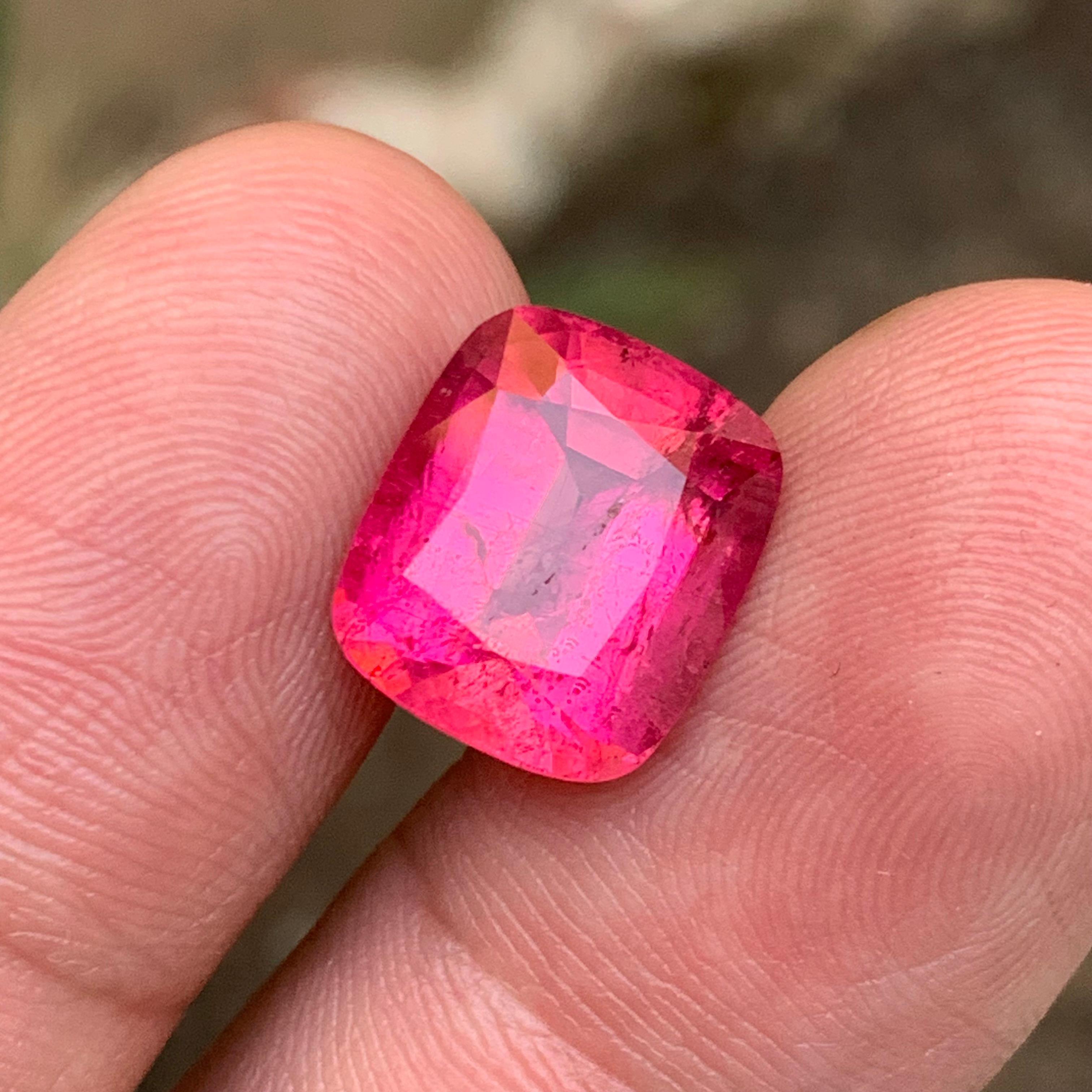 Contemporaneo Anello con tormalina rubellite naturale rosa rossastra 8.45 carati taglio cuscino in vendita