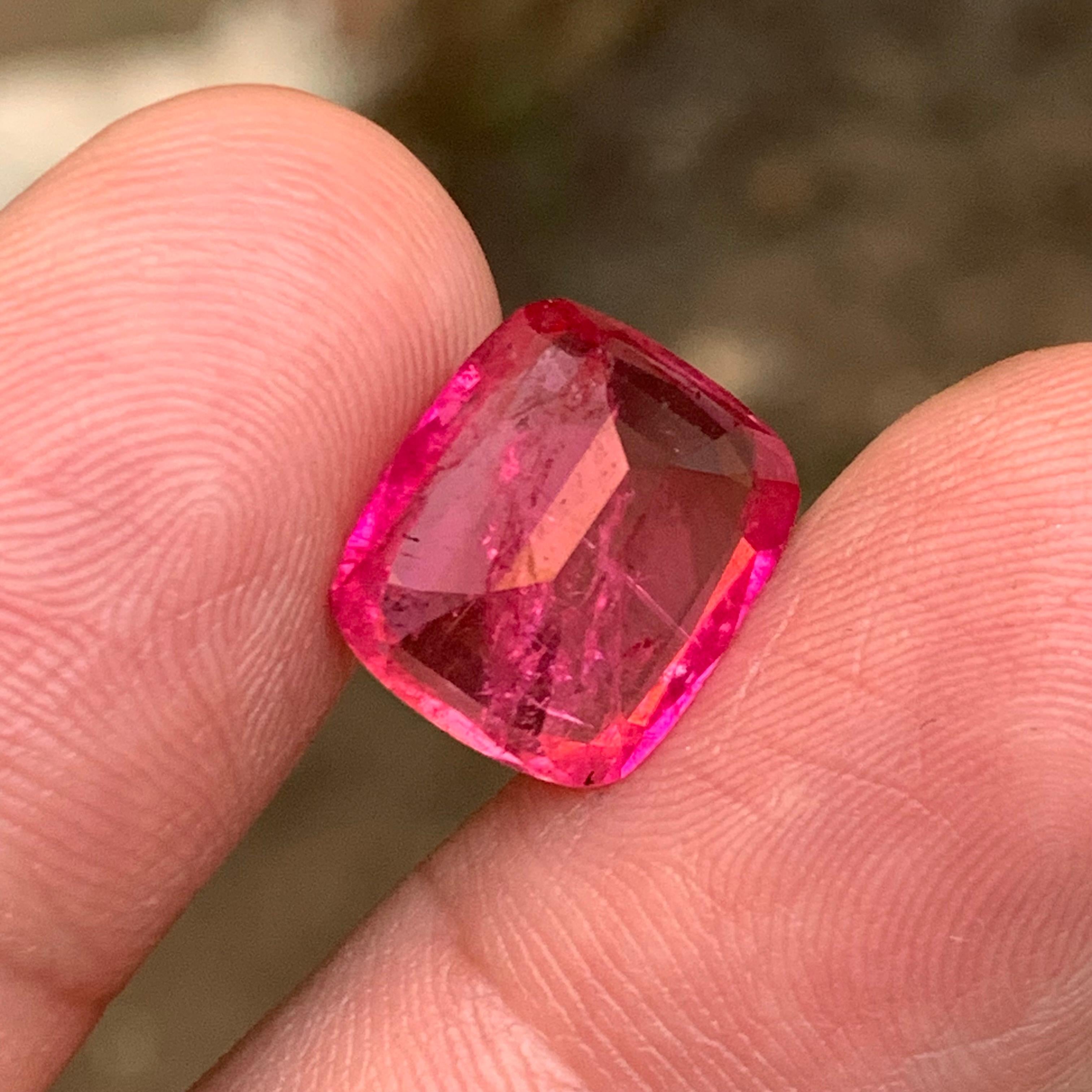 Taglio cuscino Anello con tormalina rubellite naturale rosa rossastra 8.45 carati taglio cuscino in vendita