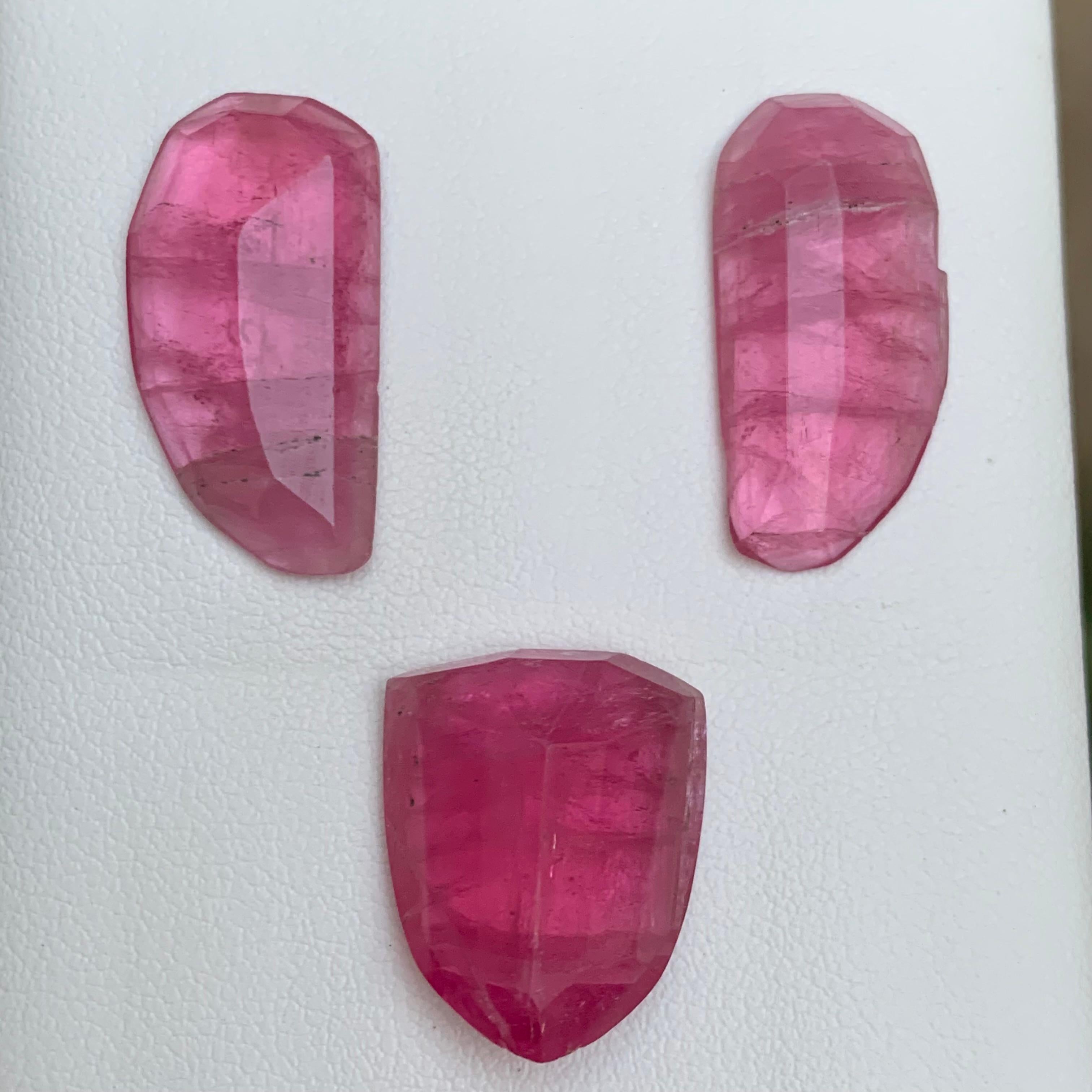 Orecchini e collana con ciondolo in tormalina naturale rosa rossastra, gemme sciolte con taglio a rosa, provenienti da Kunar, Afghanistan!

💎 TIPO DI GEMMA: Tormalina Rose Cuts
⚖️ PESO: 38,95 Carati
🪚 FORMA E TAGLIO: Taglio a rosa
📏 DIMENSIONE