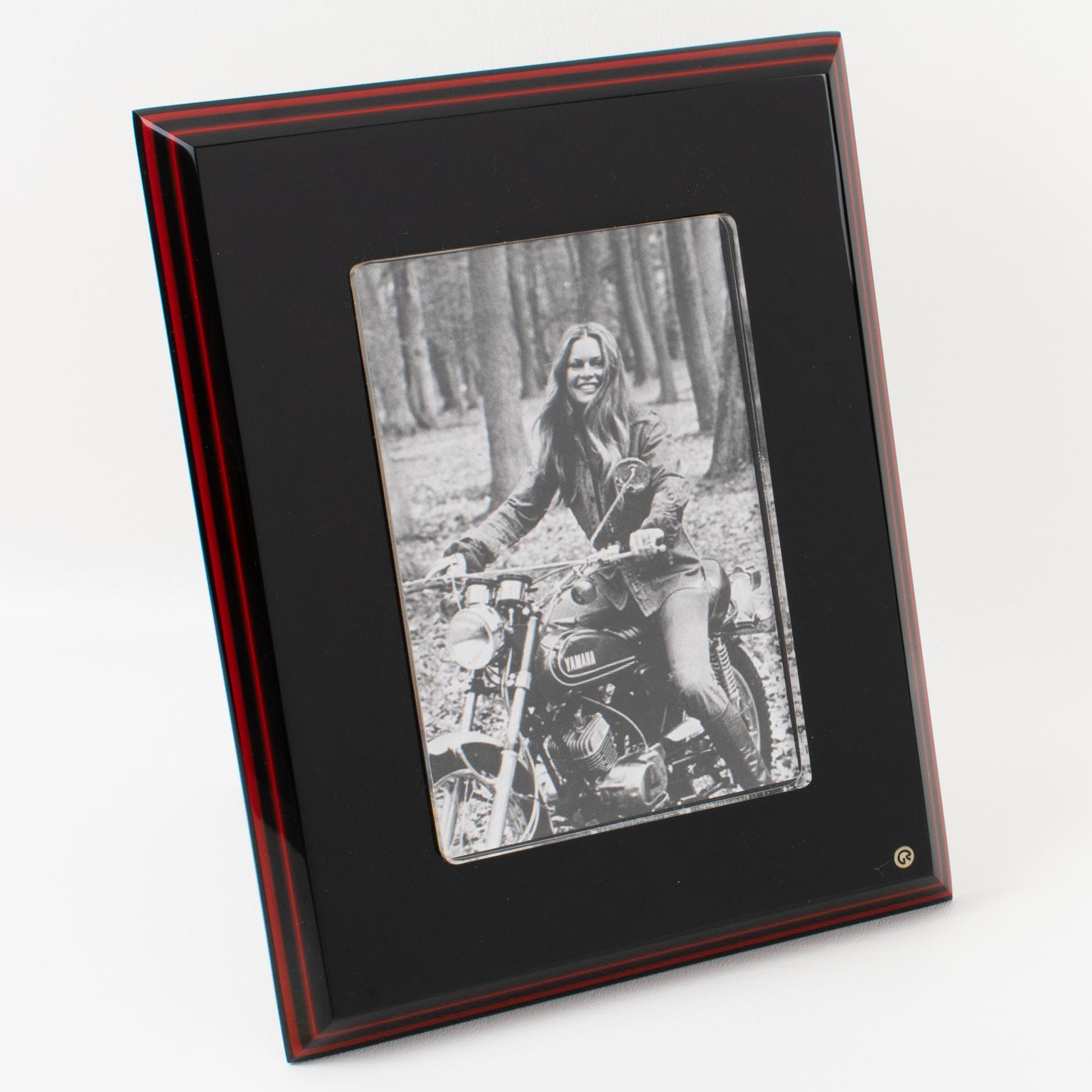 Rede Guzzini, Italy, for Stilart Verona, designed this lovely modernist picture photo frame in the 1970s. It features a black and red multi-layer Lucite shape with acrylic glass to protect the photography. The frame has, on the front, the Rede