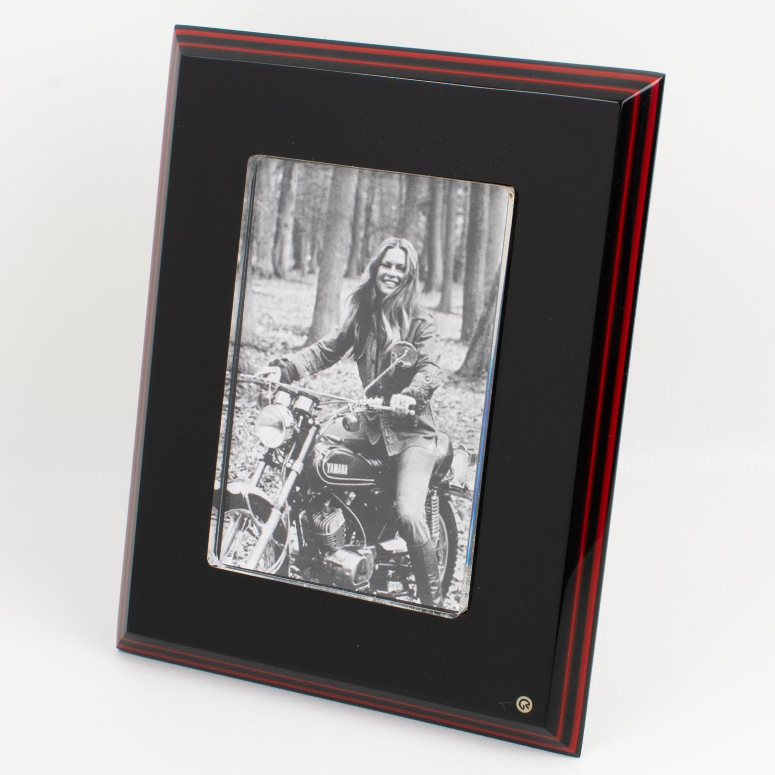 Rede Guzzini, Italia, para Stilart Verona, diseñó este precioso marco de fotos modernista hacia 1970. Tiene forma de Lucite multicapa negro y rojo con cristal acrílico para proteger la fotografía. La montura tiene el logotipo metálico de Rede