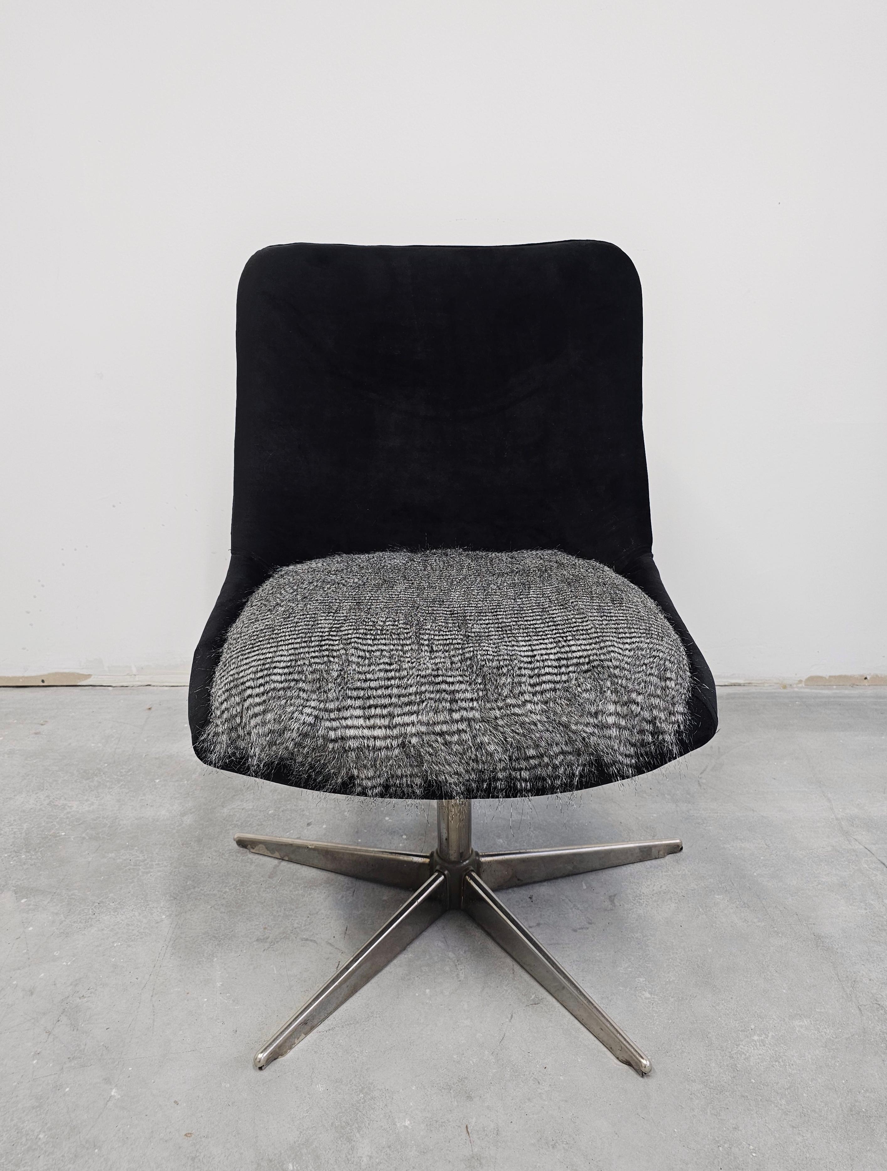 Dans cette annonce, vous trouverez une chaise pivotante redessinée de style moderne du milieu du siècle. A l'origine, il s'agissait d'une chaise de bureau classique ou d'une chaise d'appoint. Pendant ce temps, il a été remis à neuf et retapissé en
