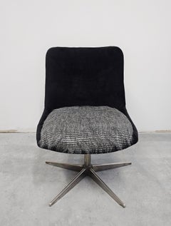 Redesignter Drehstuhl aus der Mitte des Jahrhunderts, neu gepolstert mit schwarzem Plüsch und Kunstpelz