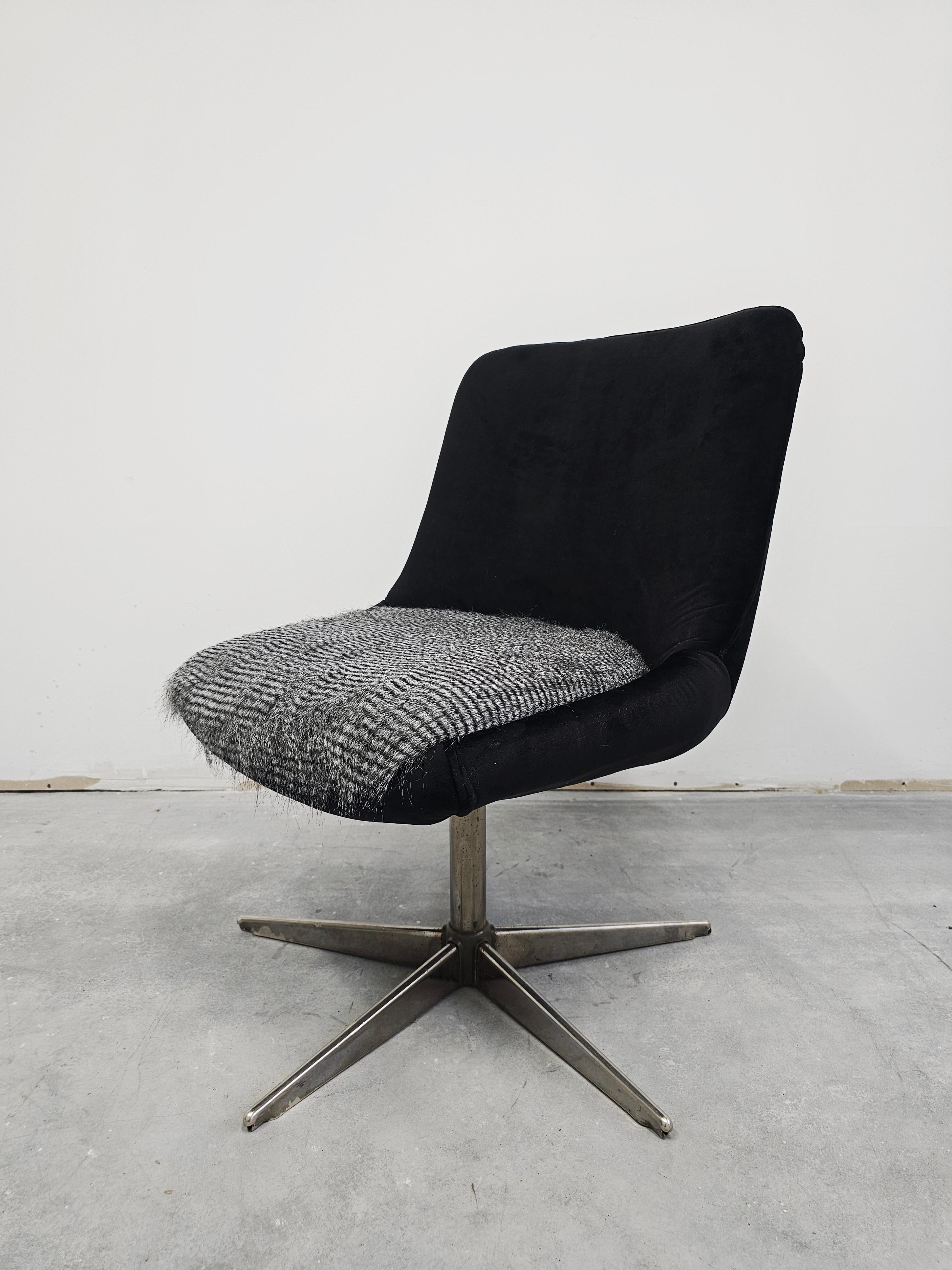 Mid-Century Modern Chaise pivotante du milieu du siècle dernier retapissée en peluche noire et fausse fourrure en vente