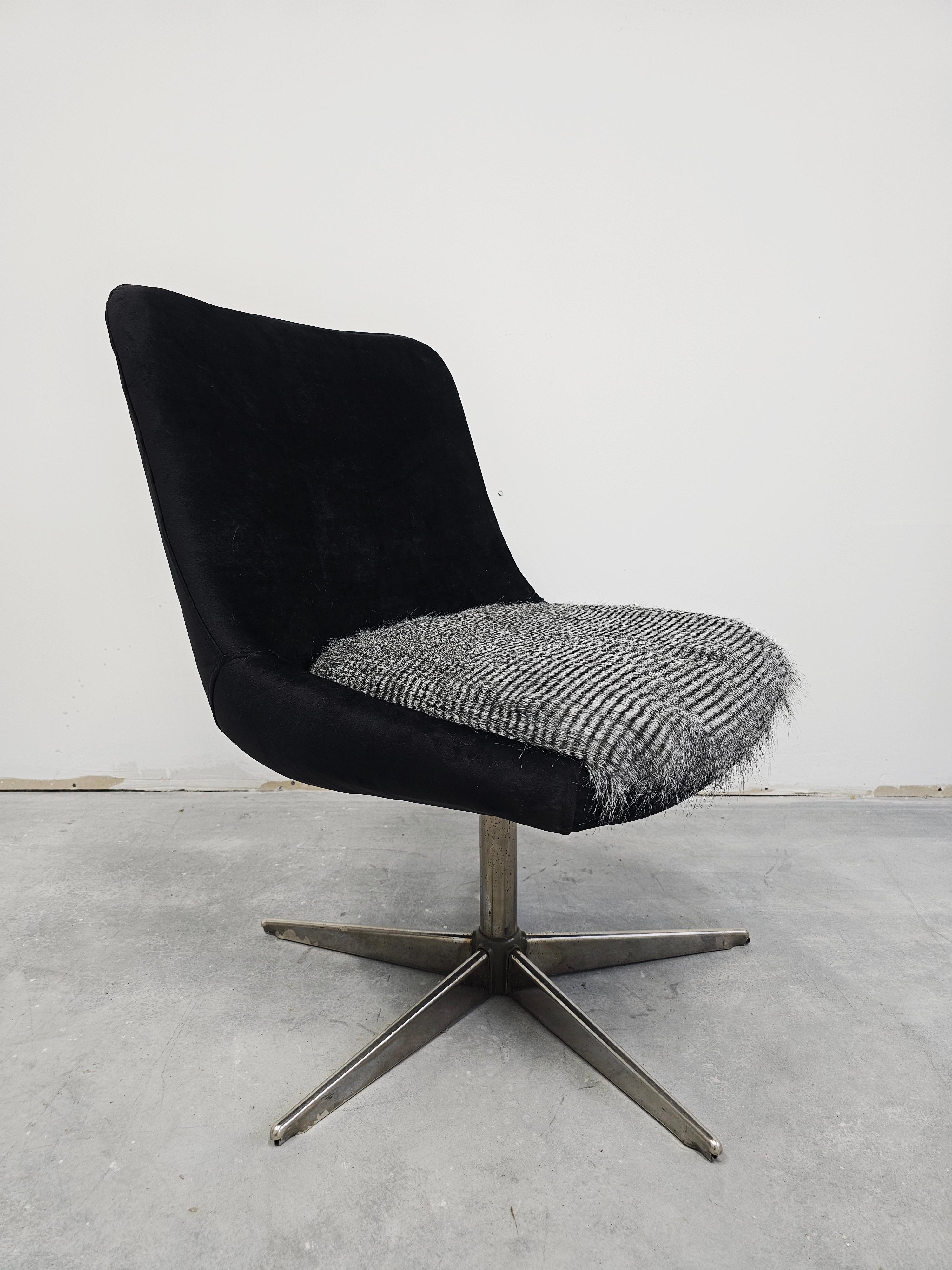 Slovène Chaise pivotante du milieu du siècle dernier retapissée en peluche noire et fausse fourrure en vente