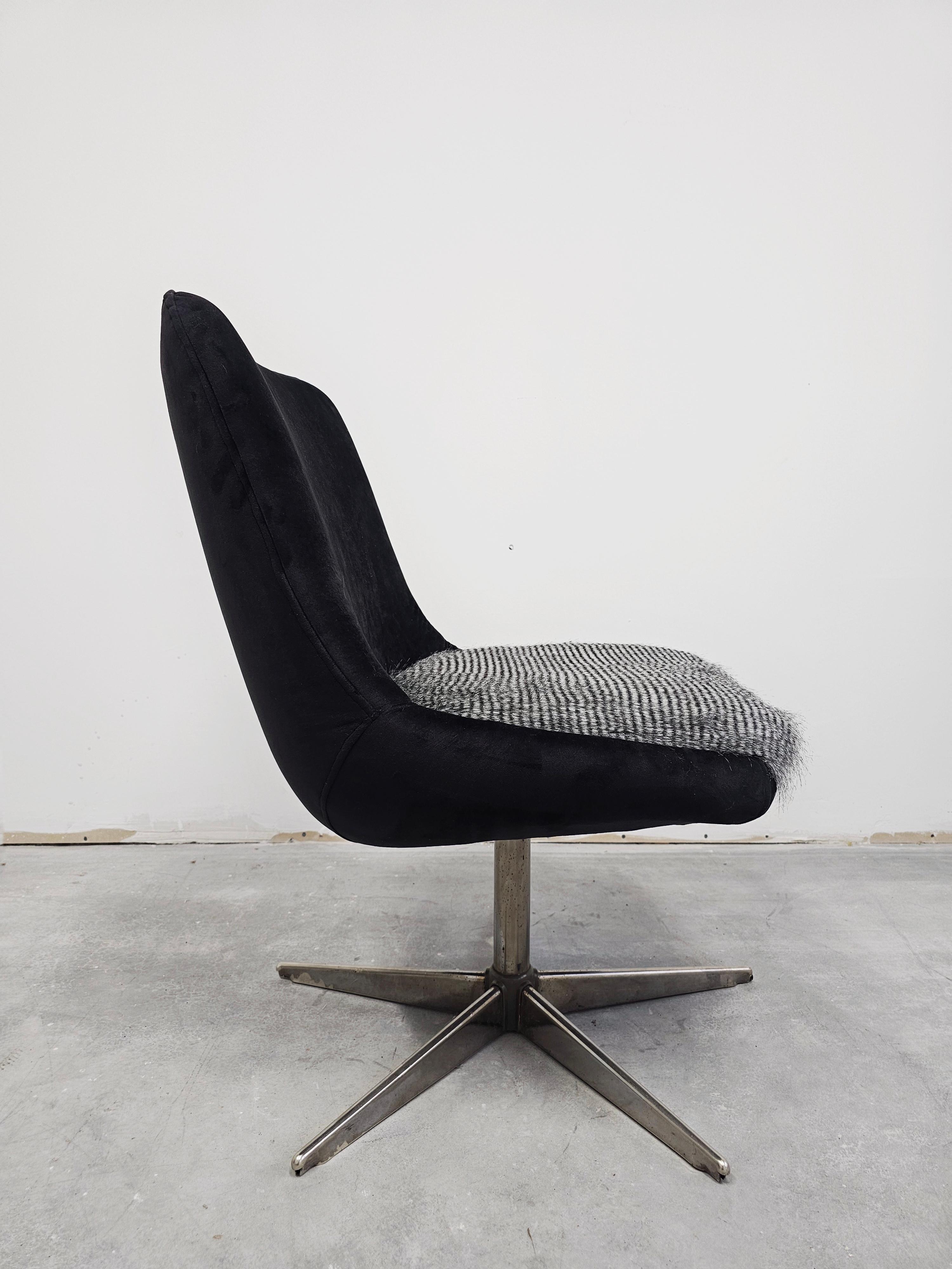 Chaise pivotante du milieu du siècle dernier retapissée en peluche noire et fausse fourrure Bon état - En vente à Beograd, RS