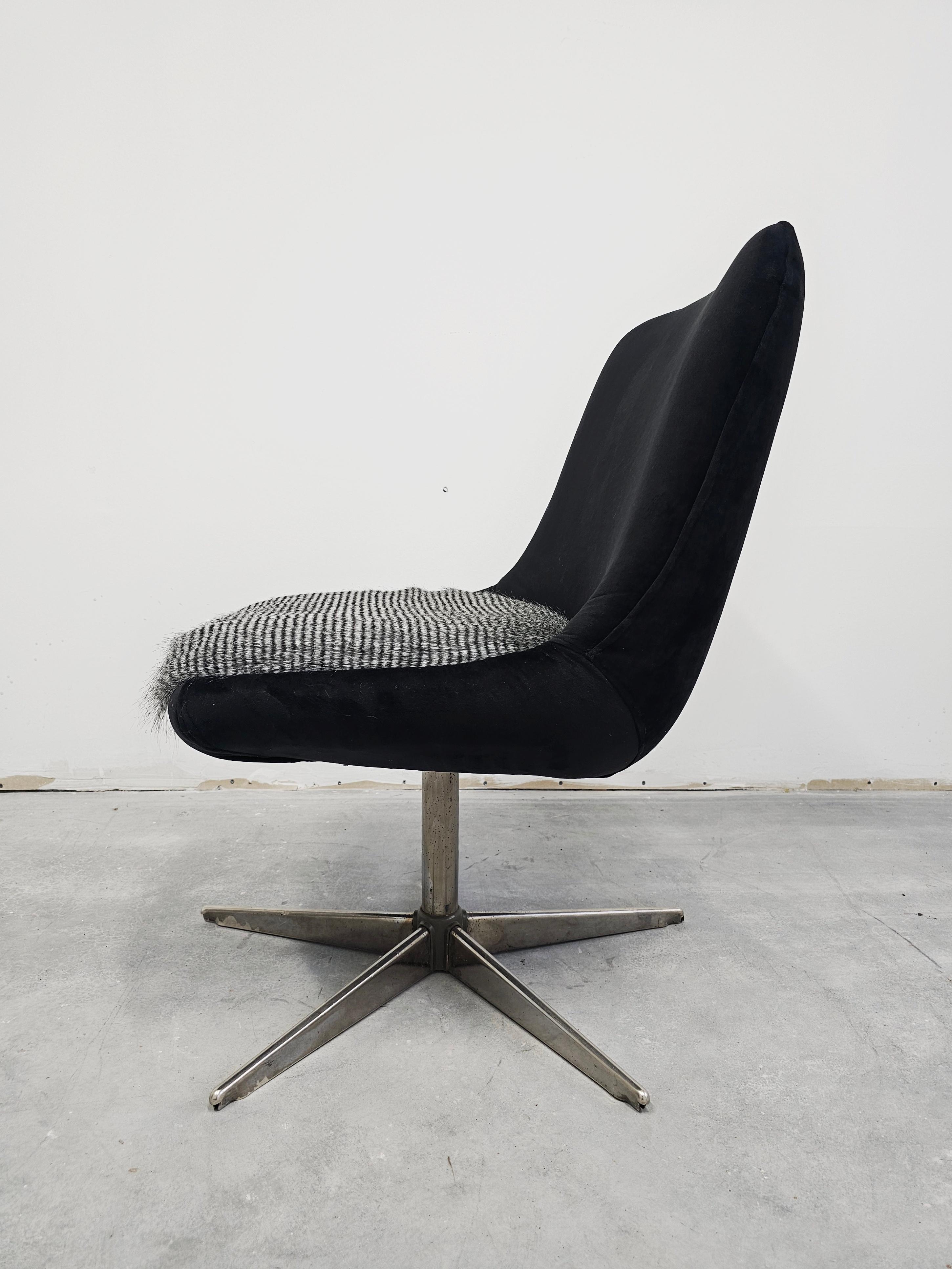 Milieu du XXe siècle Chaise pivotante du milieu du siècle dernier retapissée en peluche noire et fausse fourrure en vente