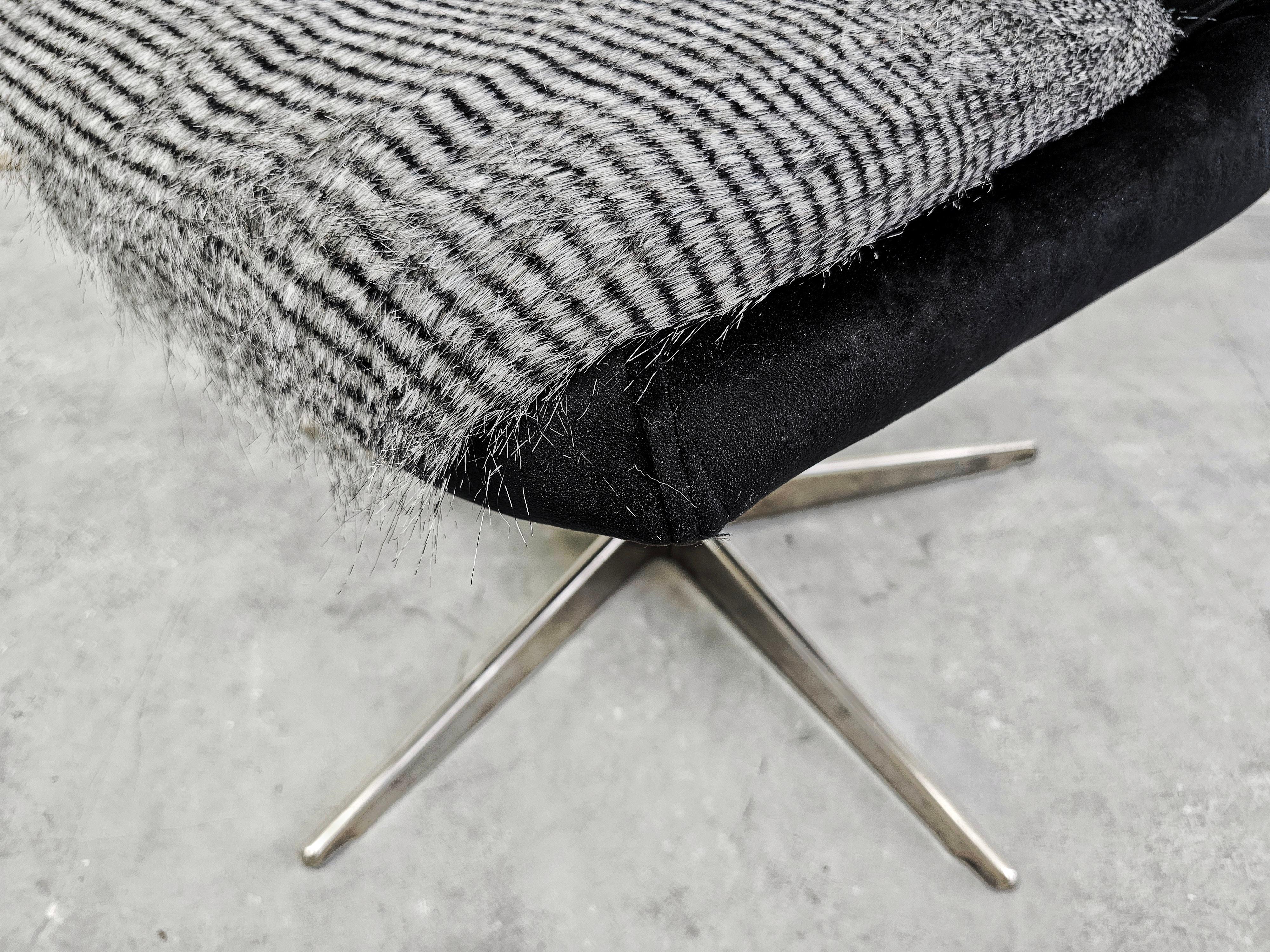 Tissu Chaise pivotante du milieu du siècle dernier retapissée en peluche noire et fausse fourrure en vente