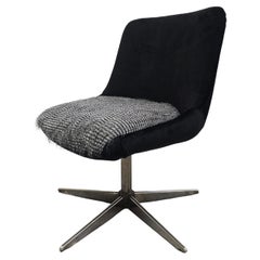 Silla giratoria rediseñada Mid Century retapizada en felpa negra y piel sintética