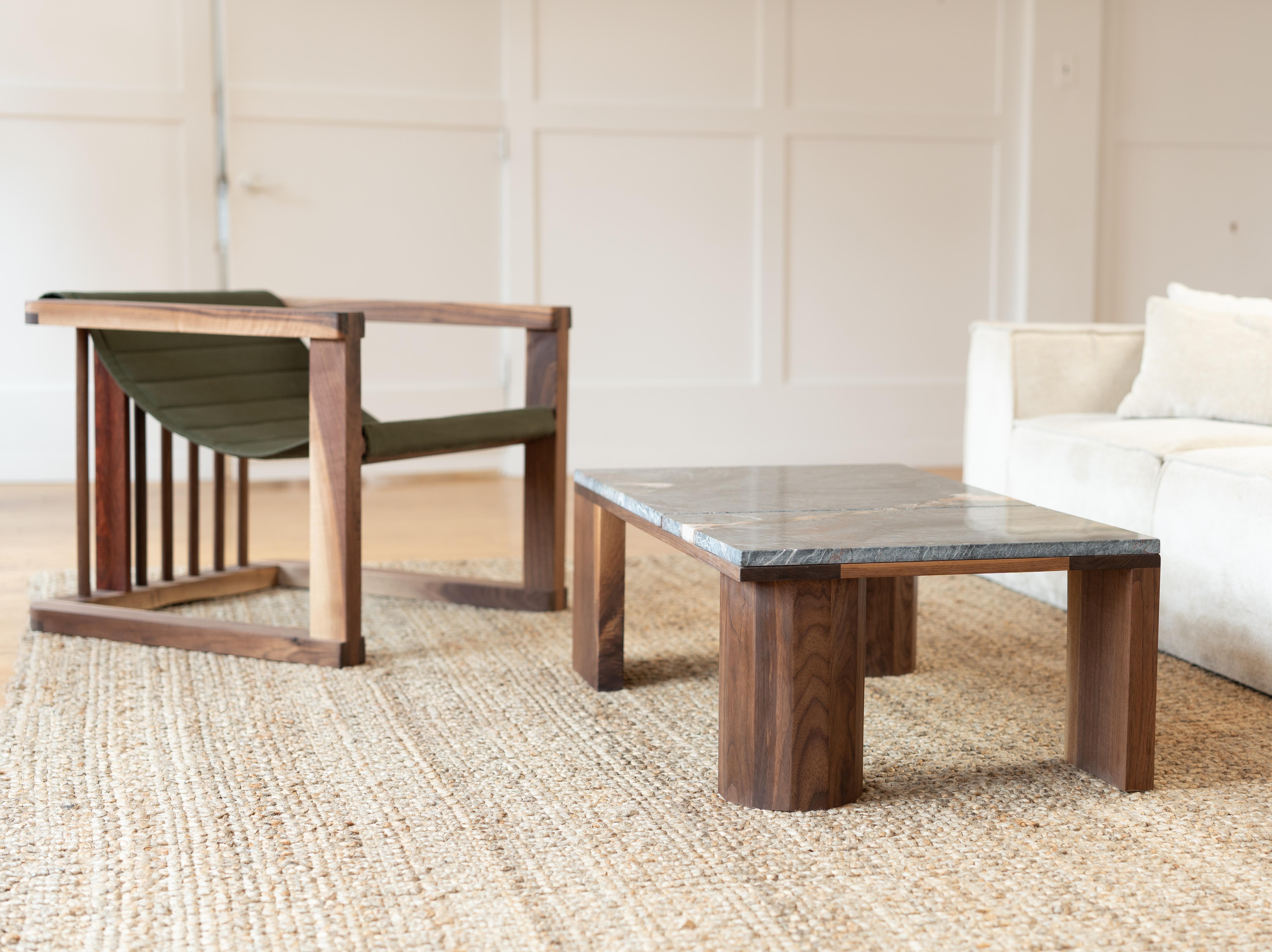 Dieser in Toronto von Redline Designs Collective handgefertigte Loungesessel besteht aus massivem Walnussholz mit einem einzelnen Padauk-Akzent - meine charakteristische rote Linie, die sich durch jedes meiner Stücke zieht. Die Sitzfläche besteht zu