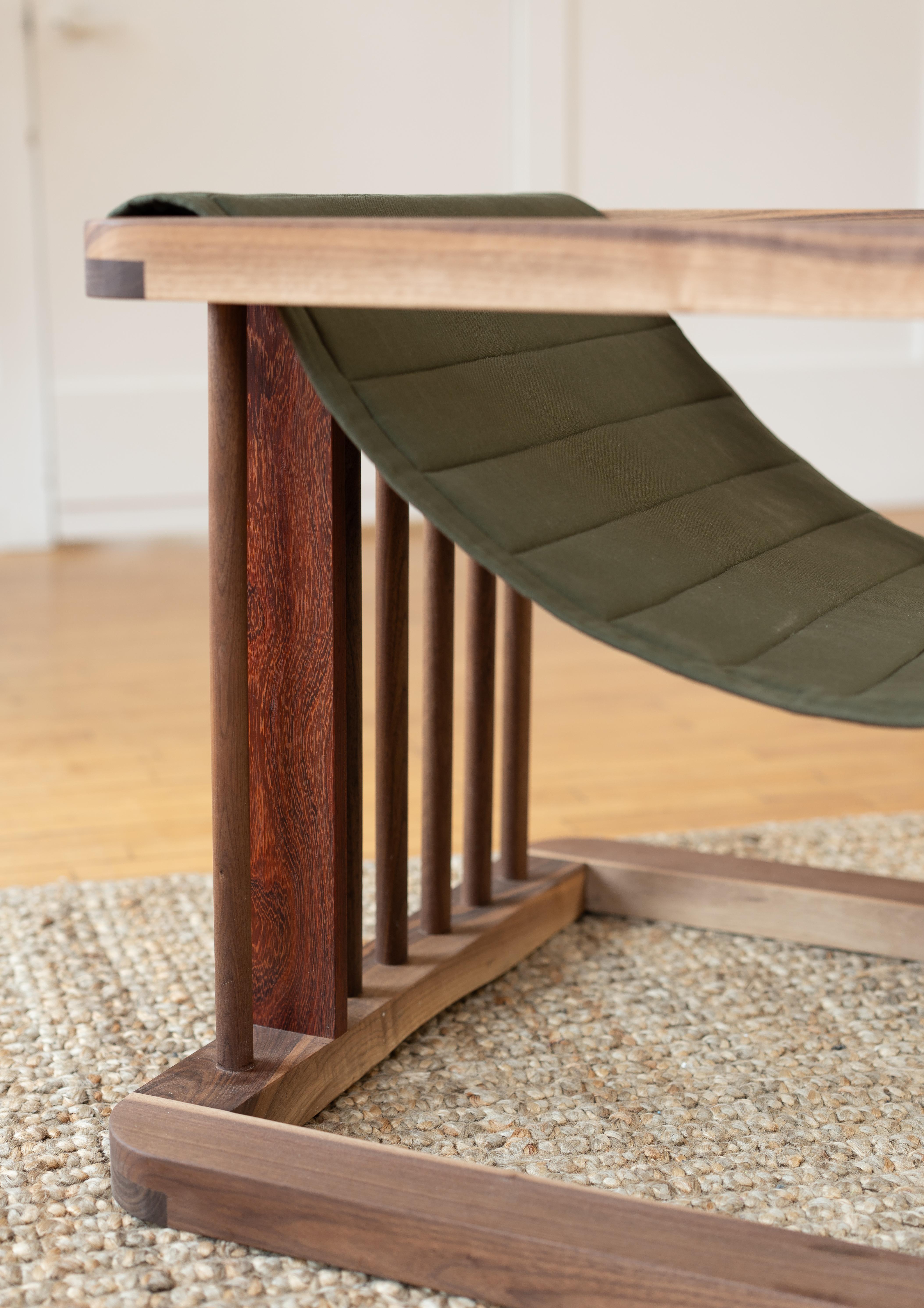 Redline Design Lounge-Stuhl aus Nussbaumholz (Baumwolle) im Angebot