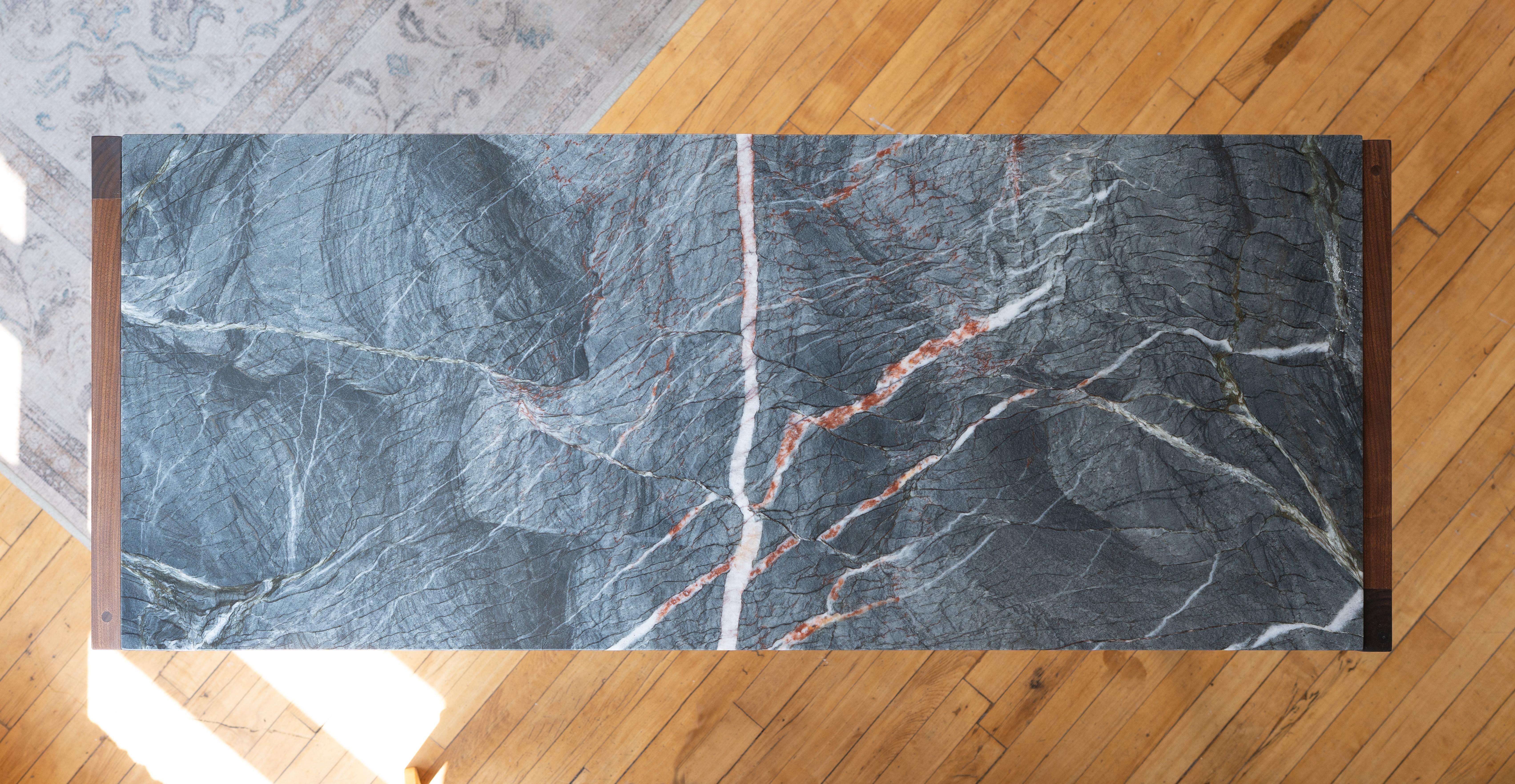 Redline Design Schreibtisch aus Naturstein und Messing (Holzarbeit) im Angebot