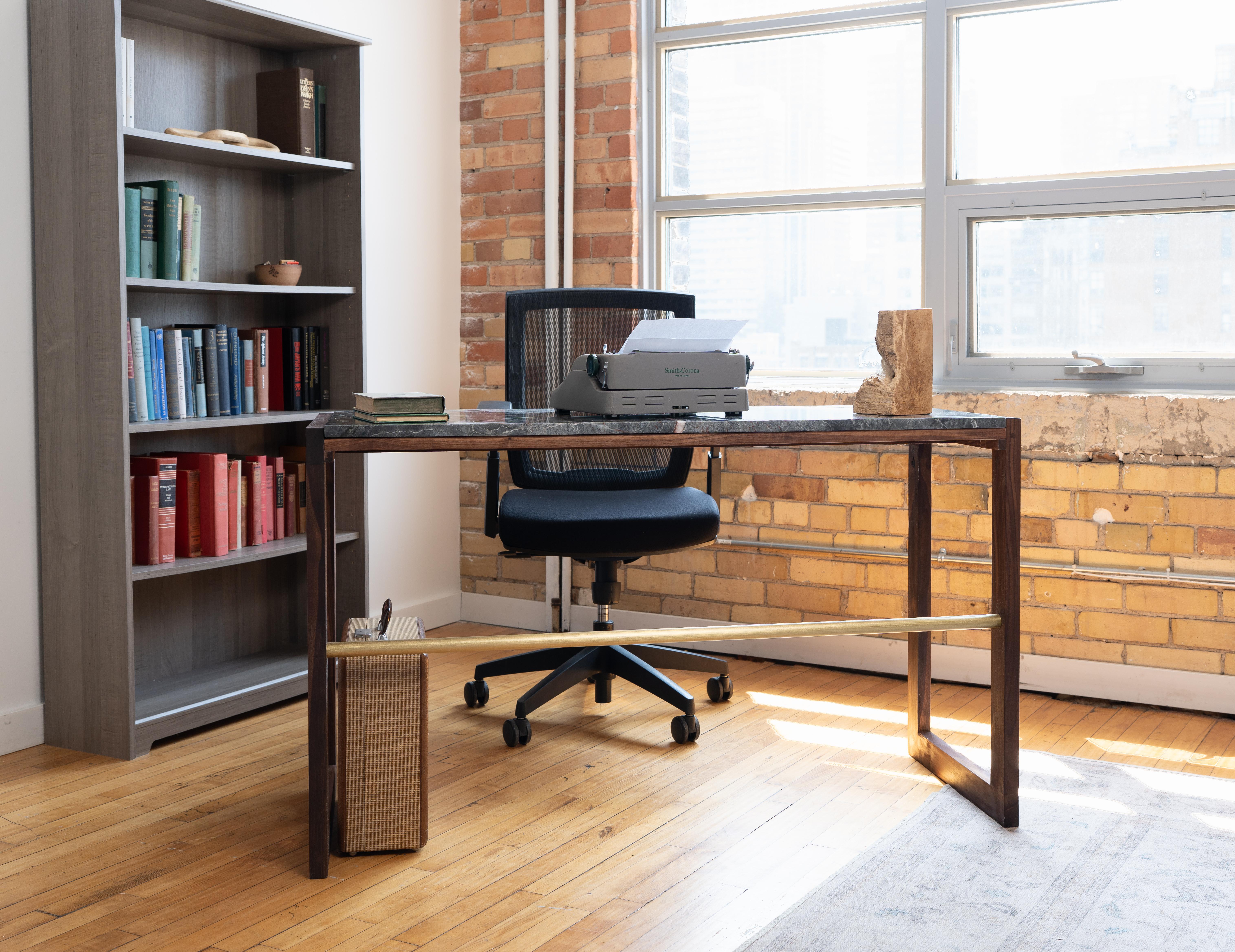 Redline Design Schreibtisch aus Naturstein und Messing im Zustand „Neu“ im Angebot in Toronto, CA