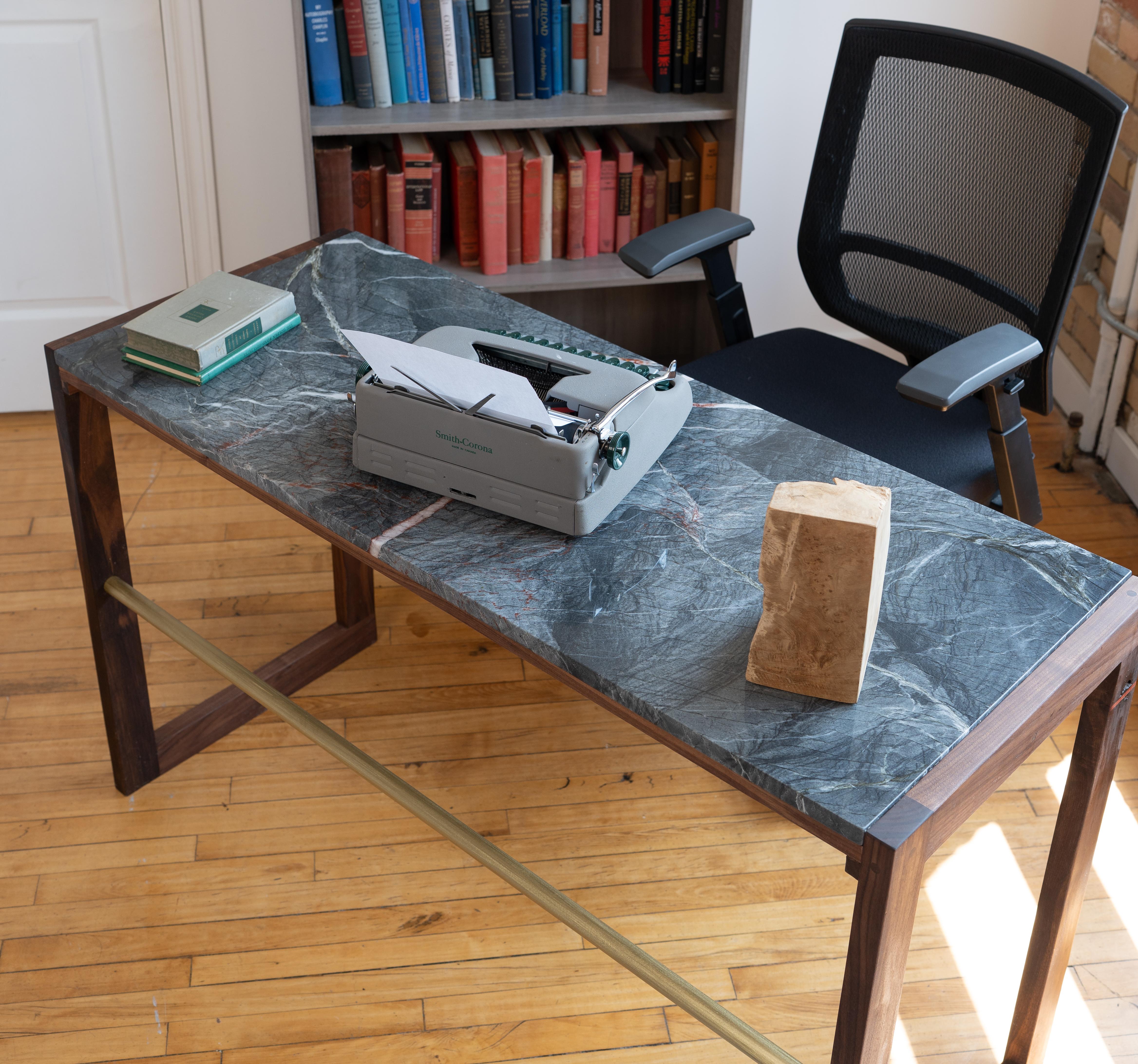 Redline Design Schreibtisch aus Naturstein und Messing im Angebot 1