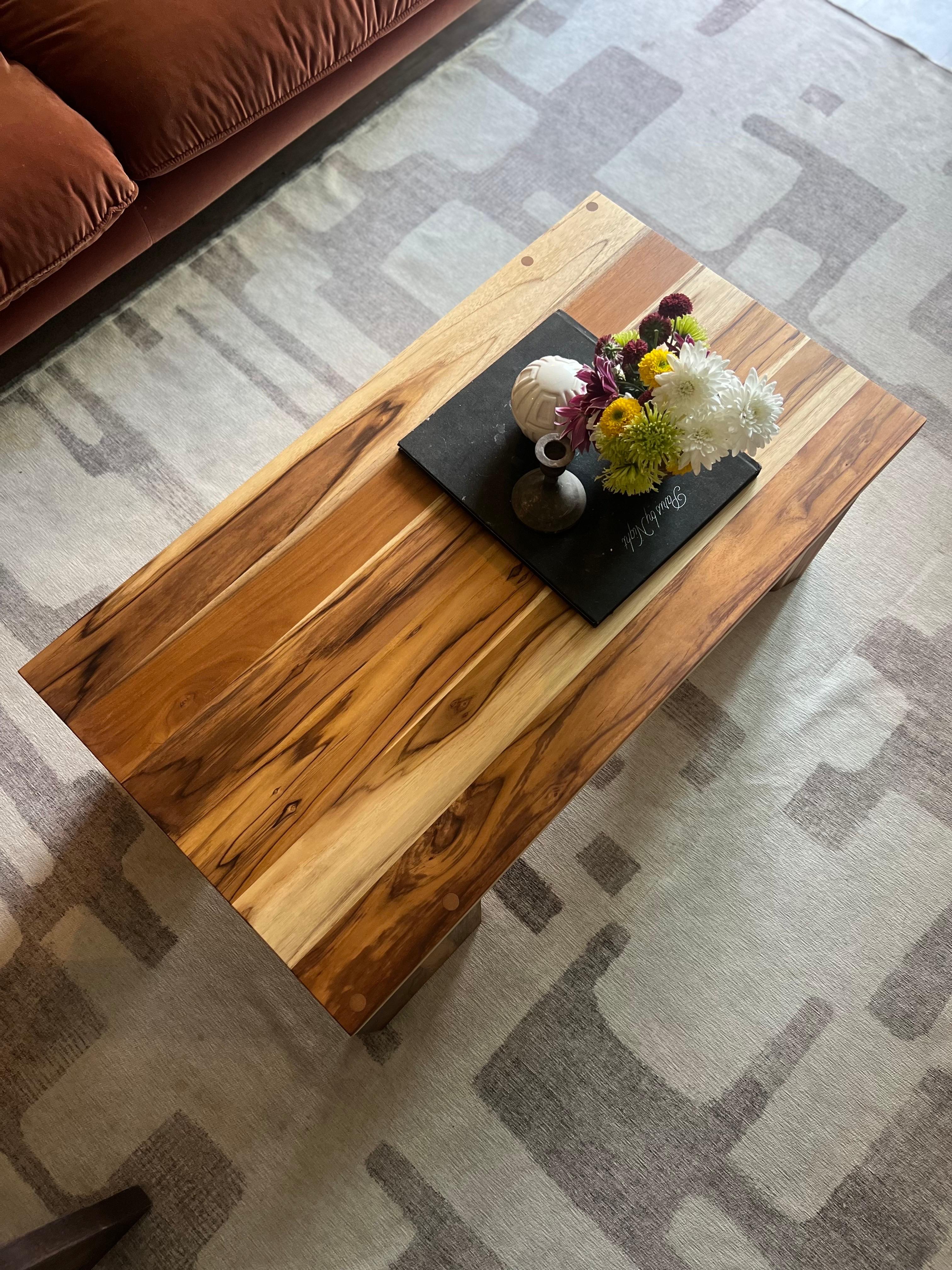 Mesa baja de teca de diseño Redline Moderno de mediados de siglo en venta