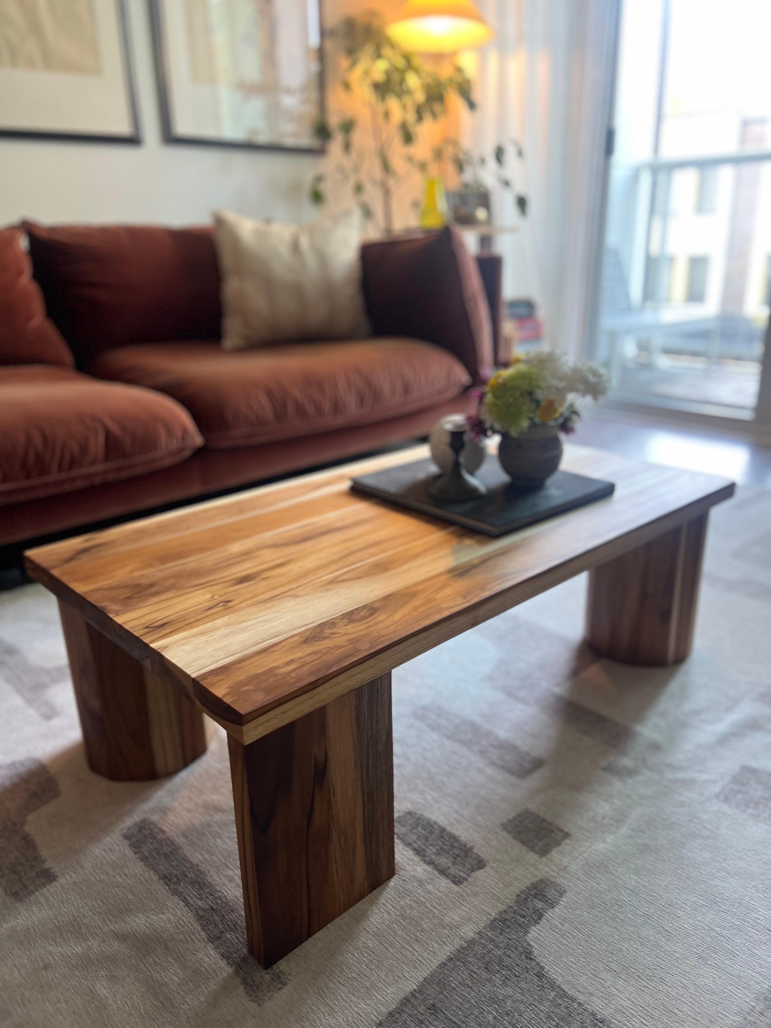 Mesa baja de teca de diseño Redline en Nuevo estado para la venta en Toronto, CA