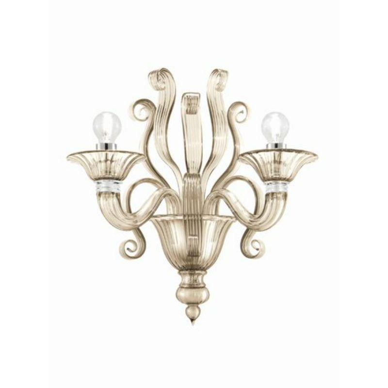 A collection of wall sconces characterized by a sinuous and harmonious design that recalls natural elements thanks to the decorations reproducing leaves gently curved at their edges.
 
