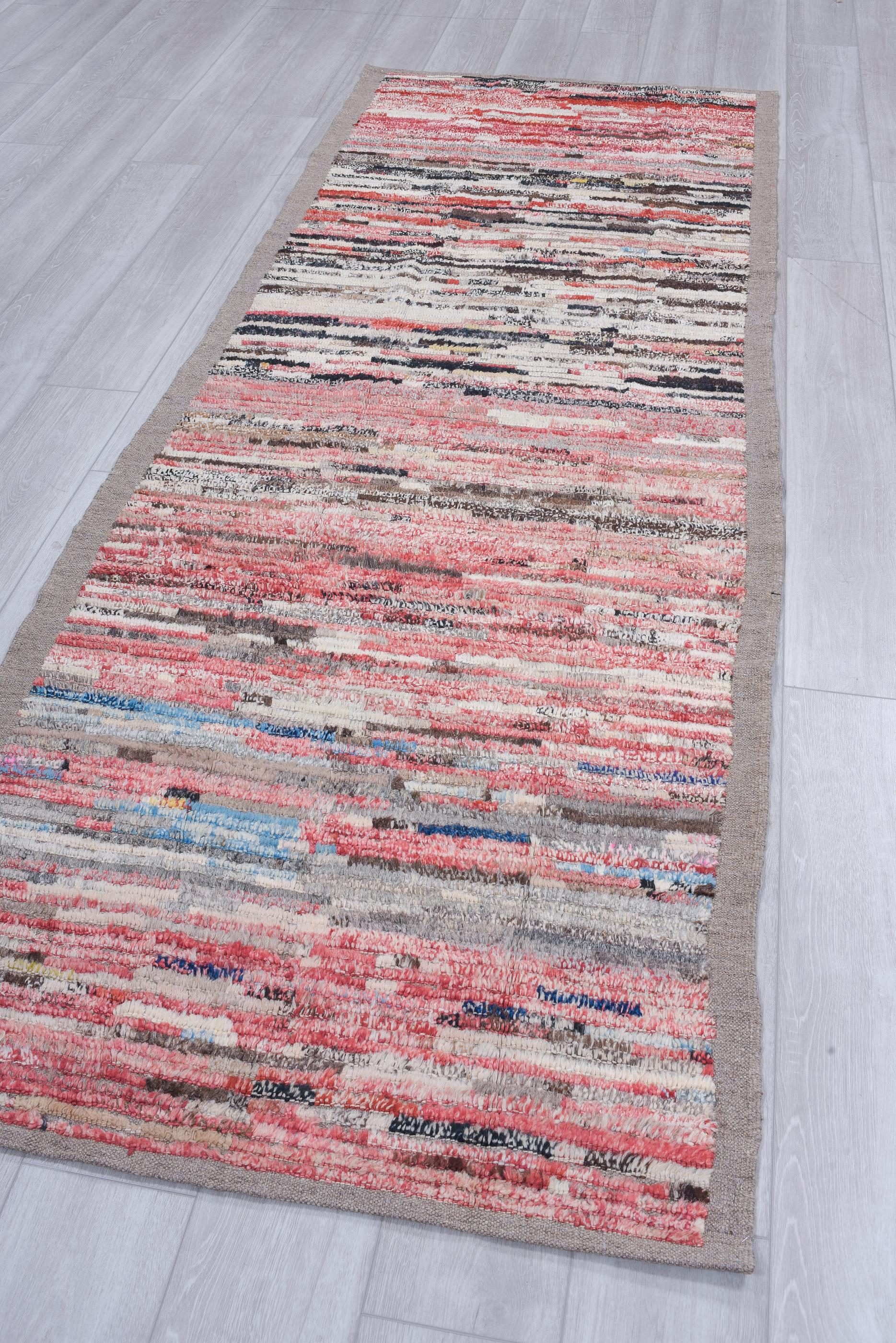Nom d'origine turque désignant les tapis fabriqués par les villageois pour un usage domestique, souvent de petite taille, en raison des restrictions de taille des métiers à tisser à l'intérieur des maisons. Ils sont tissés sous forme de tapis épais