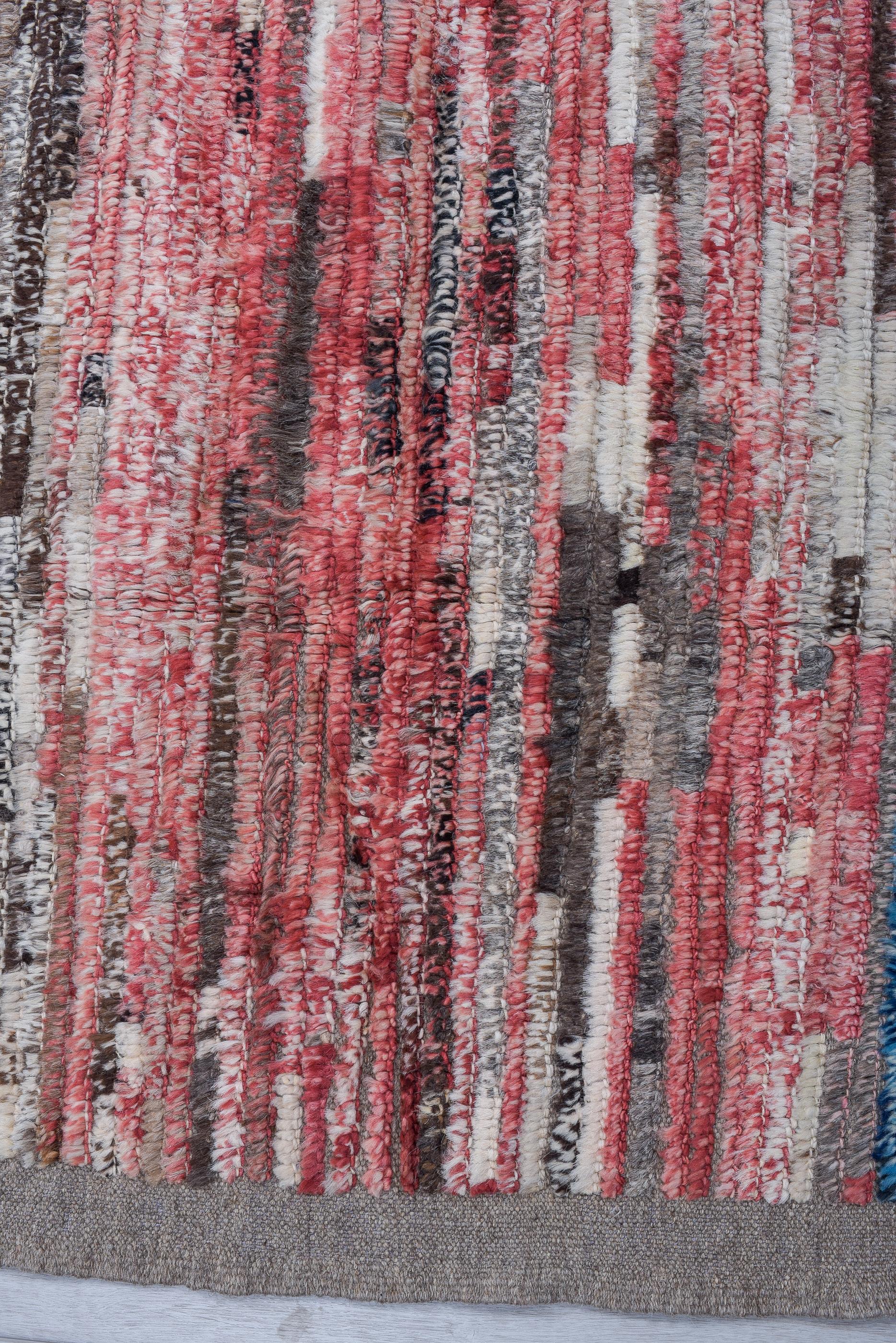 Tapis Tulu rouge, bleu, anthracite et rayé Excellent état - En vente à New York, NY