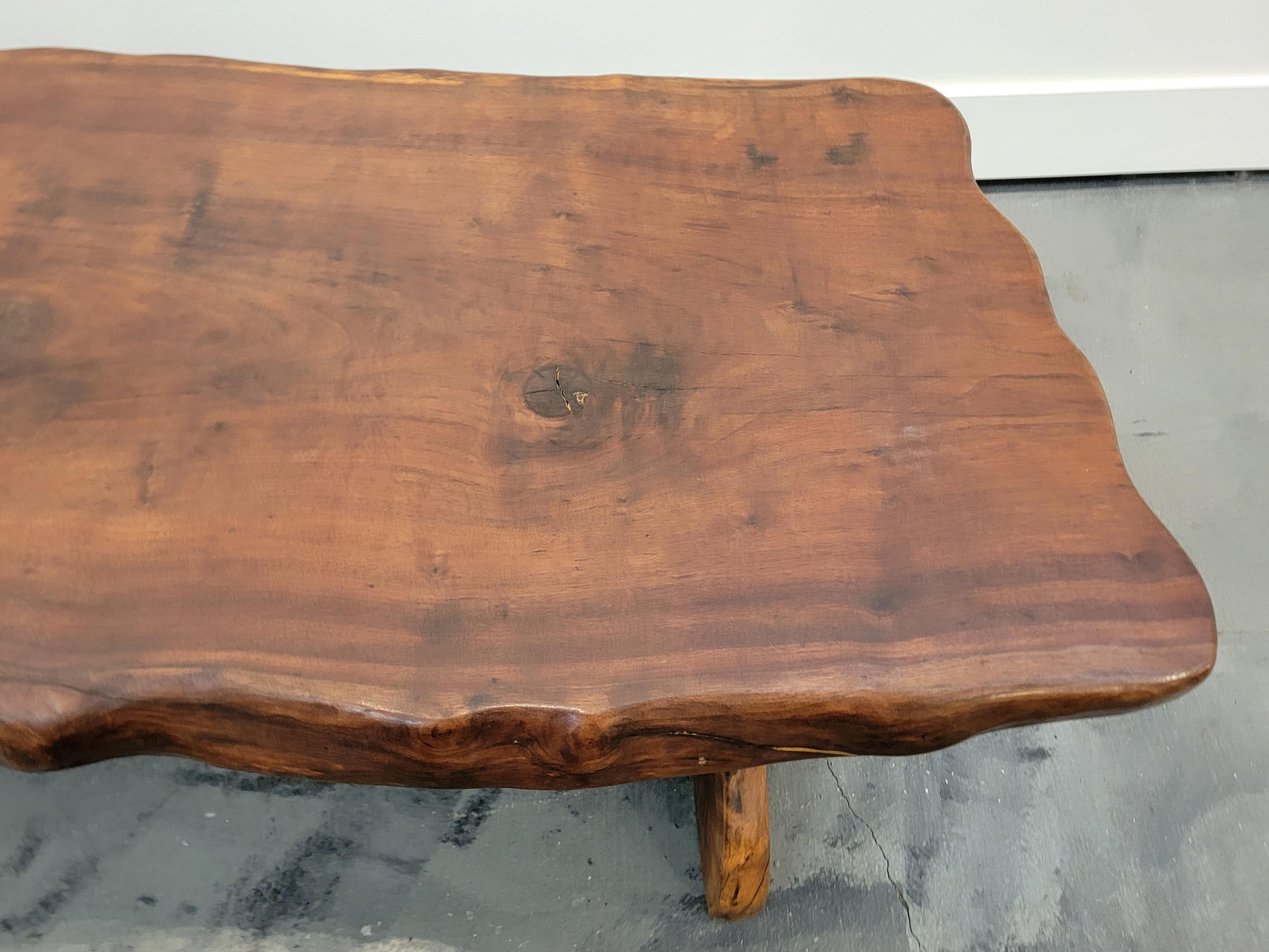 Table basse à bord vif en bois de séquoia organique et moderne en vente 3