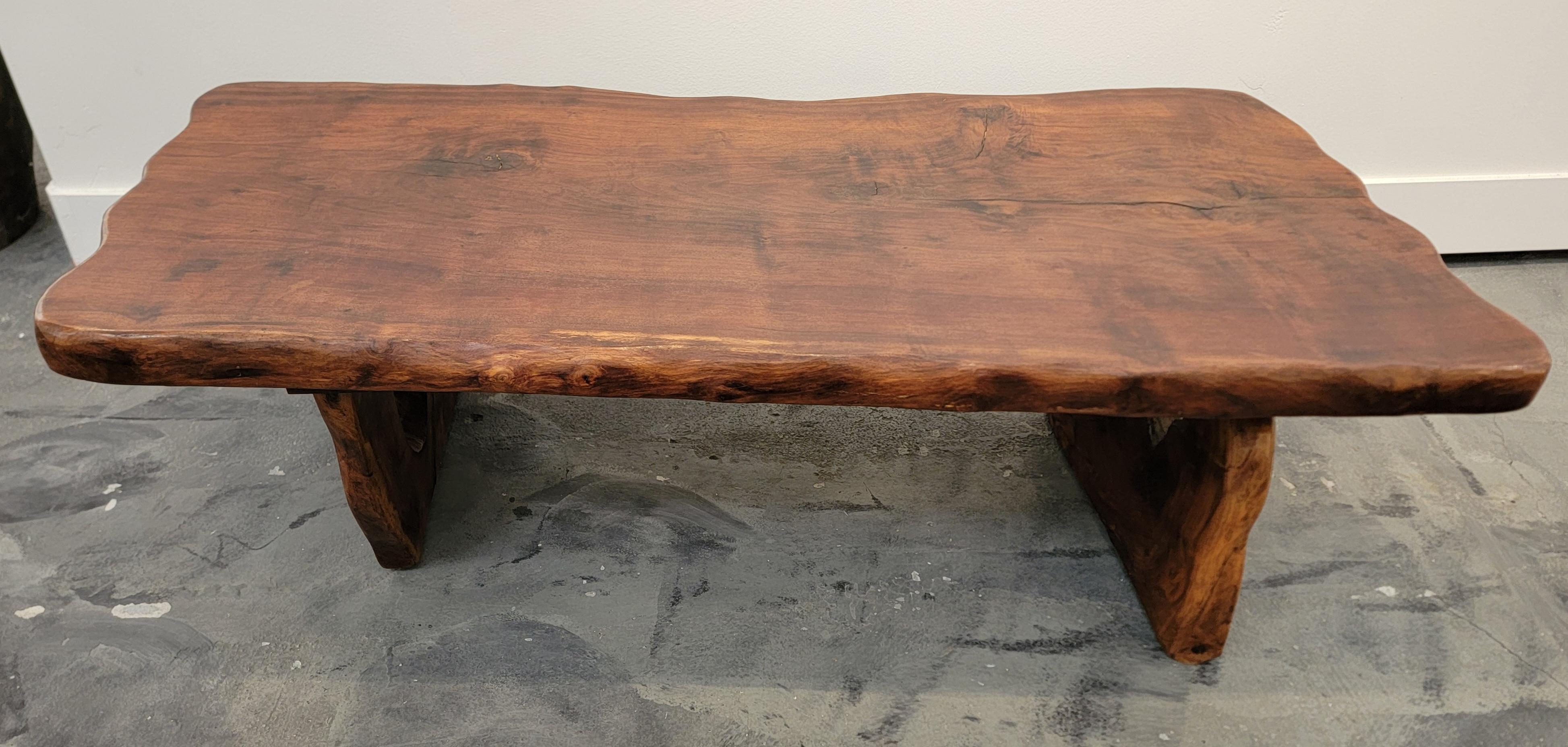 Table basse à bord vif en bois rouge massif avec base en bois massif. Fabriqué à la main en Californie dans les années 1970. Table substantielle et solide. Finition originale. 

56,5 pouces de large.
27,5 pouces de profondeur.
16,5 pouces de haut.